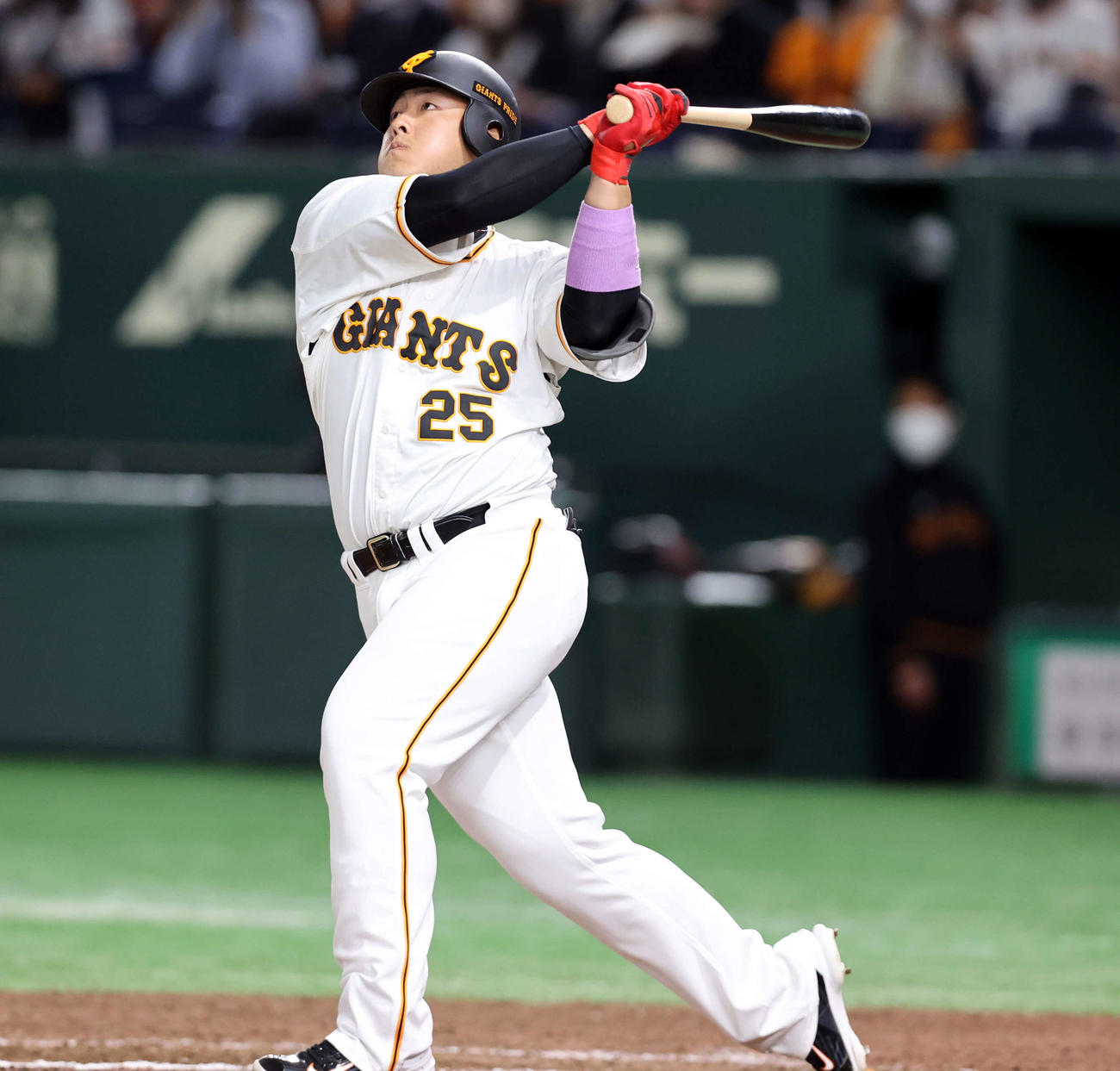 巨人対西武　6回裏巨人1死一塁、岡本和は左越え2点本塁打を放つ（撮影・浅見桂子）