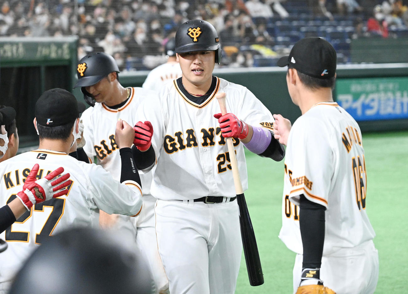 巨人対西武　6回裏巨人1死一塁、2点本塁打を放った岡本和（右から2人目）は生還しナインとタッチを交わす（撮影・滝沢徹郎）