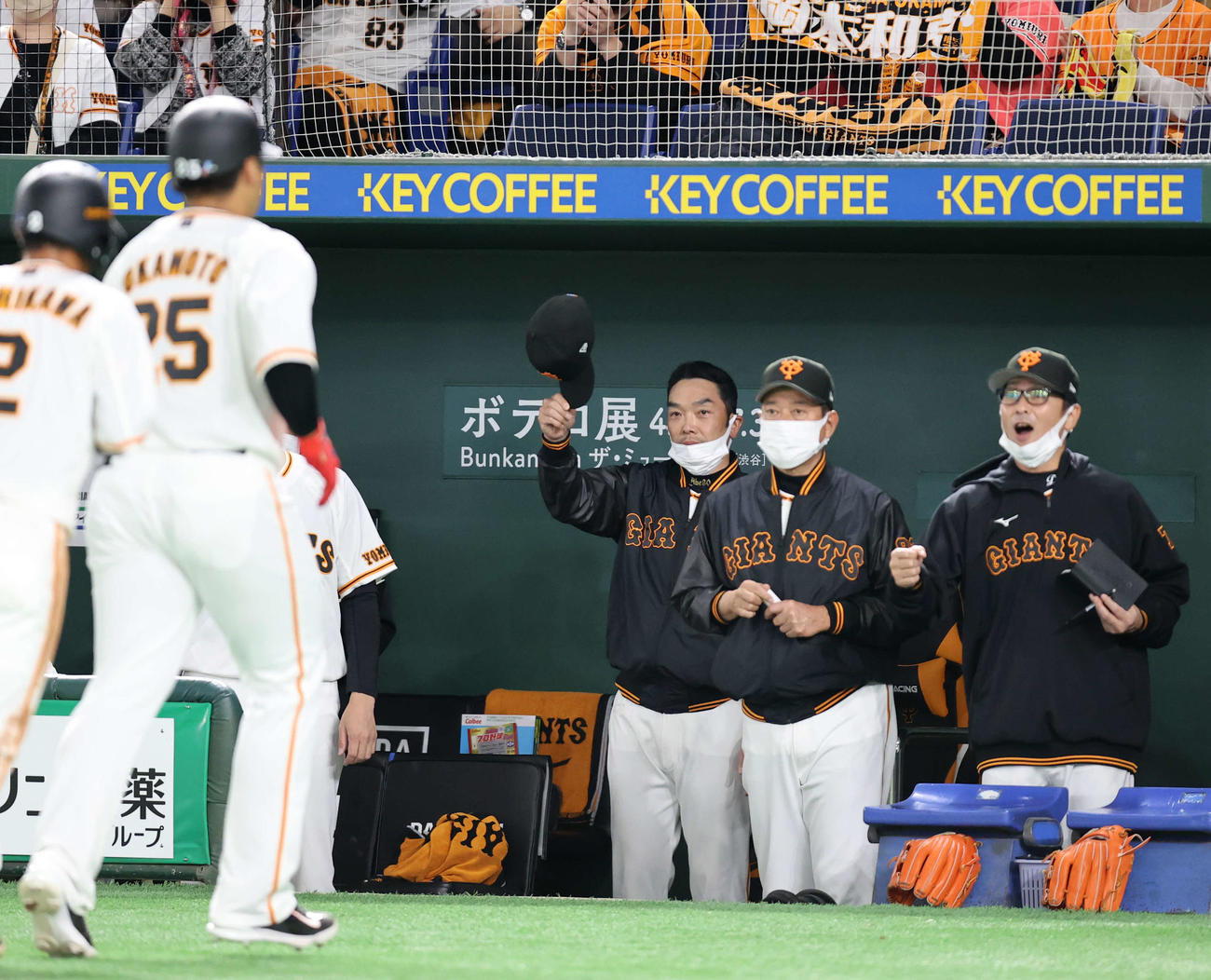 巨人対西武　6回裏巨人1死一塁、岡本和（手前左）が左越え2点本塁打を放ち、脱帽する阿部作戦兼ディフェンスチーフコーチ（中央）。右は元木ヘッドコーチ、右から2人目は原監督（撮影・浅見桂子）