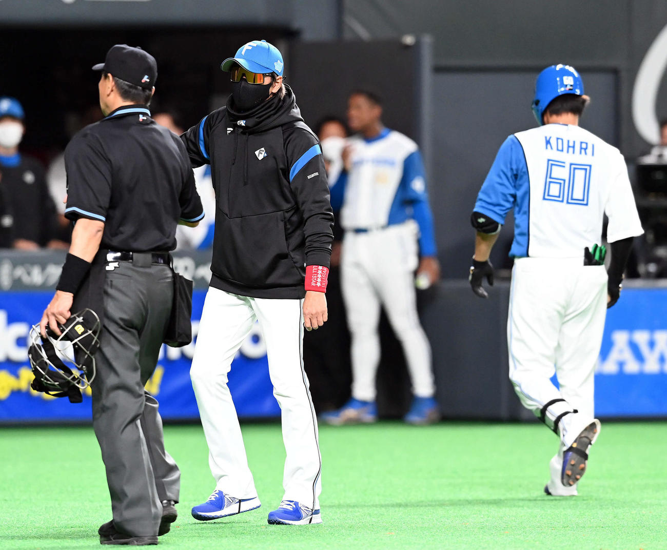 日本ハム対ヤクルト　9回裏日本ハム2死二塁、郡（右）が2ストライクと追い込まれた後、代打佐藤を告げる新庄監督（撮影・たえ見朱実）
