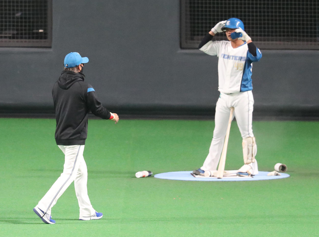 日本ハム対ヤクルト　9回裏日本ハム2死二塁、新庄監督（左手前）は郡拓也に代わって佐藤を代打に送る（撮影・佐藤翔太）