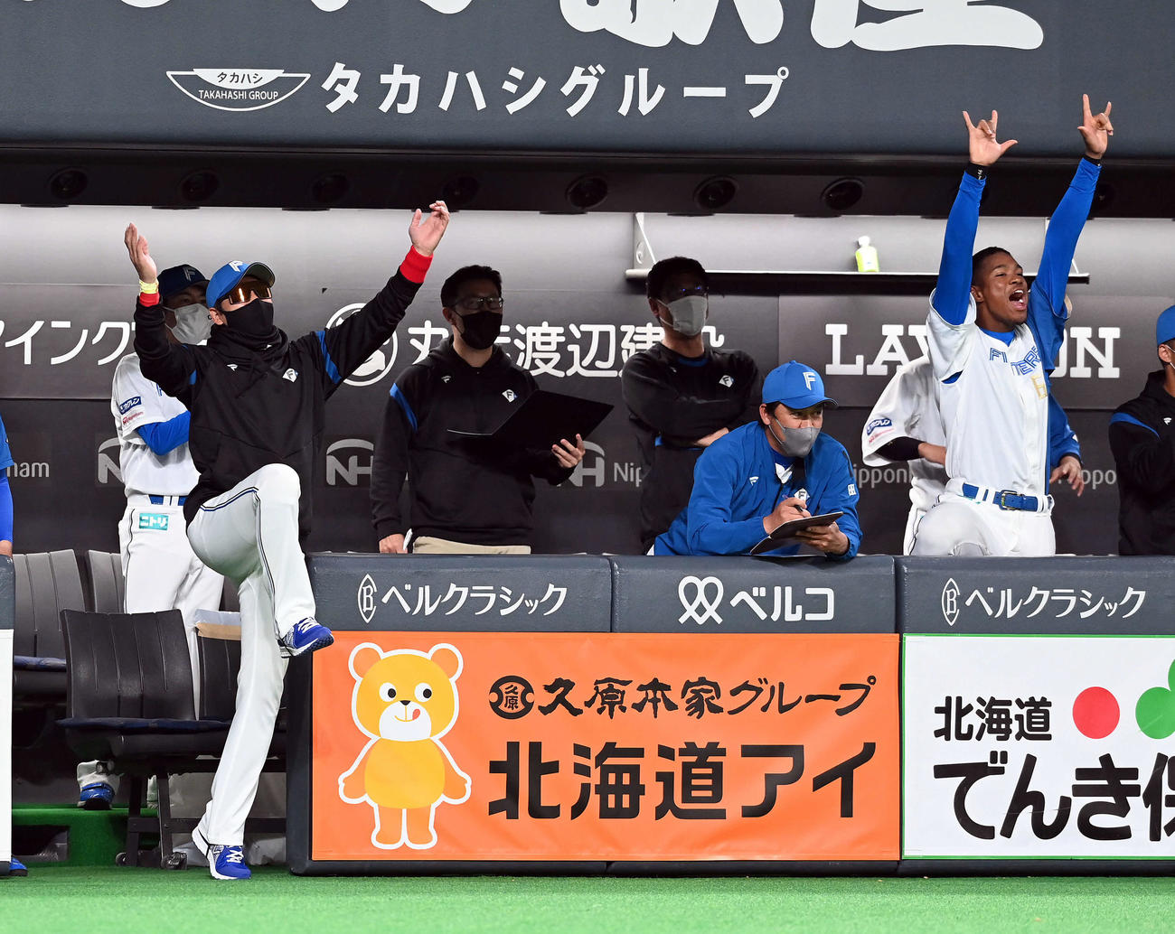 日本ハム対ヤクルト　9回表ヤクルト無死一塁、荒木を併殺打に打ち取り喜ぶ新庄監督（左端）（撮影・たえ見朱実）