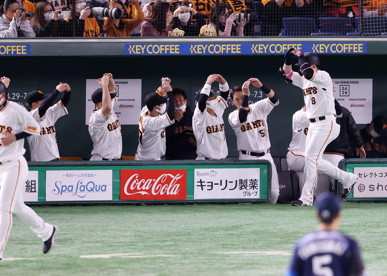 オープン戦　巨人対西武　1回裏巨人無死、丸（右）は左越え本塁打を放ちベンチ前でポーズし喜ぶ（撮影・鈴木正人）