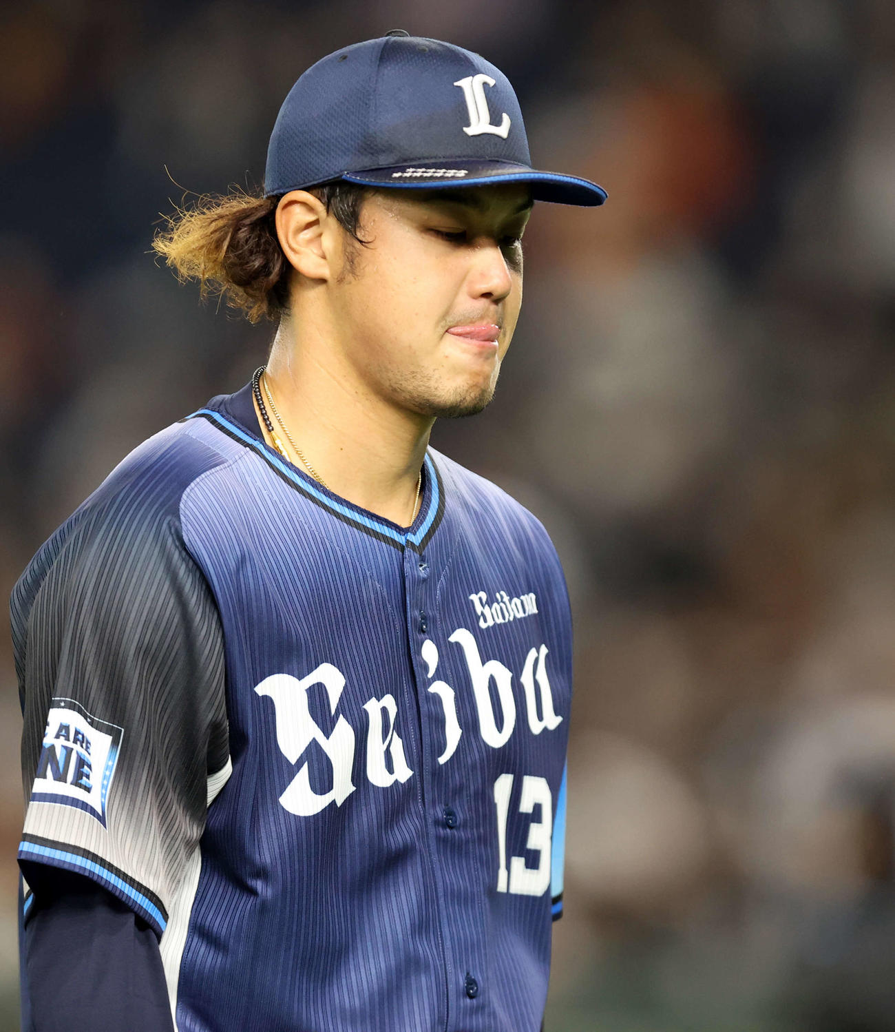 巨人対西武　序盤に失点し、悔しそうに舌を出してベンチに戻る西武高橋（撮影・浅見桂子）