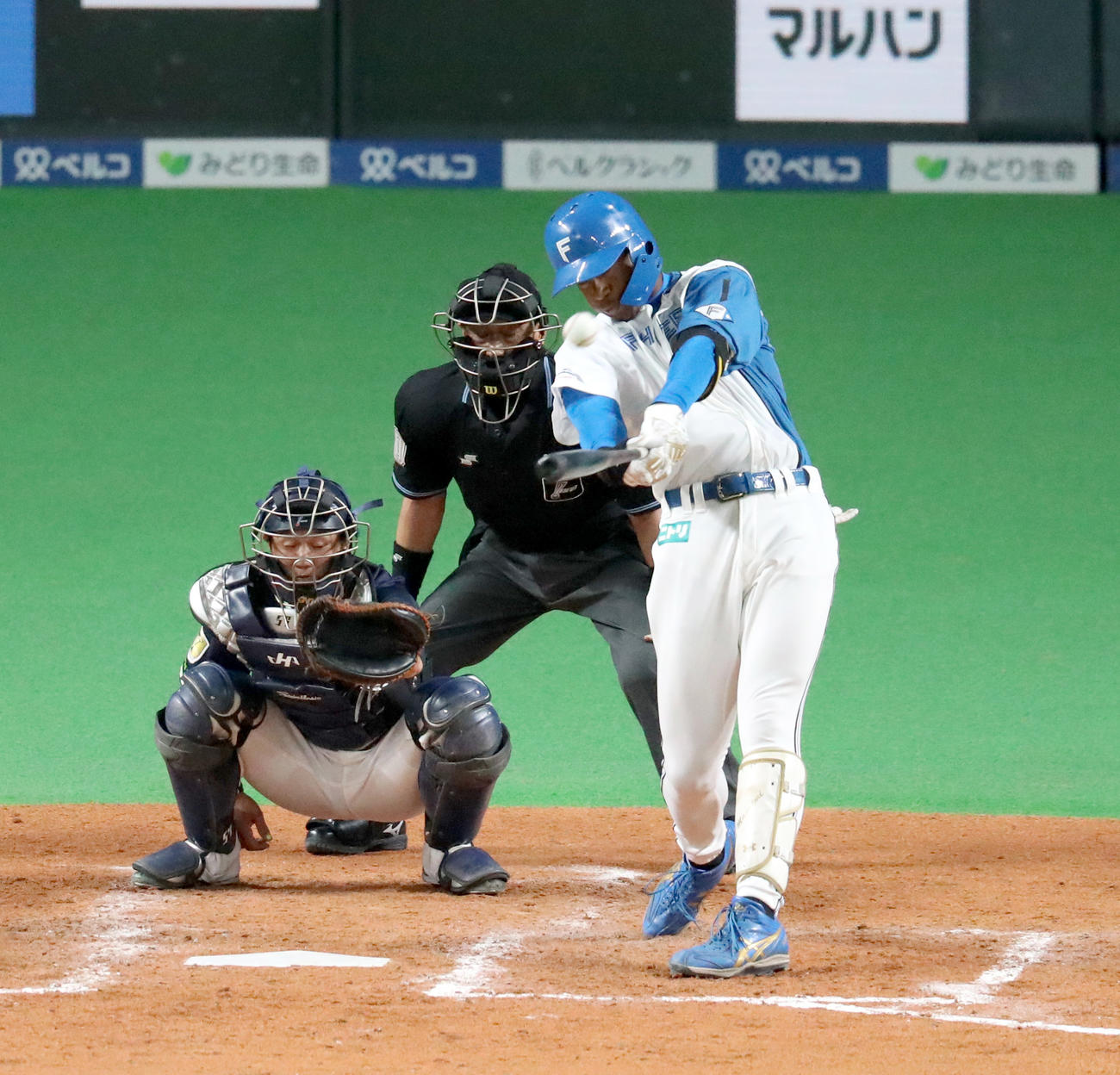 日本ハム対ヤクルト　3回裏日本ハム1死、万波は同点となる左越え本塁打を放つ（撮影・佐藤翔太）