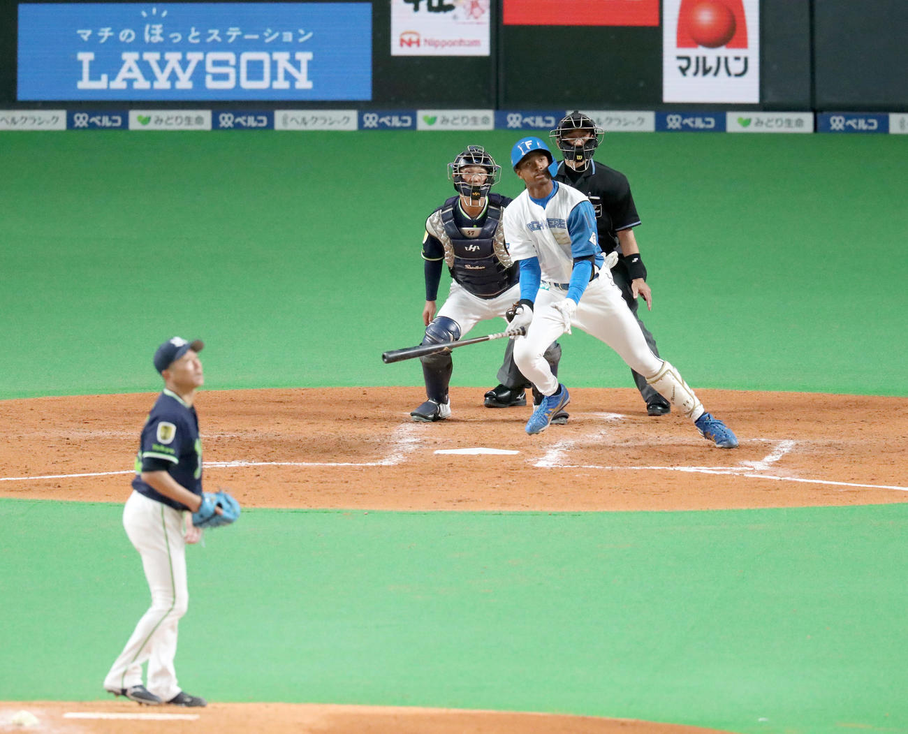 日本ハム対ヤクルト　3回裏日本ハム1死、万波は同点の左越え本塁打を放つ。投手石川（撮影・佐藤翔太）