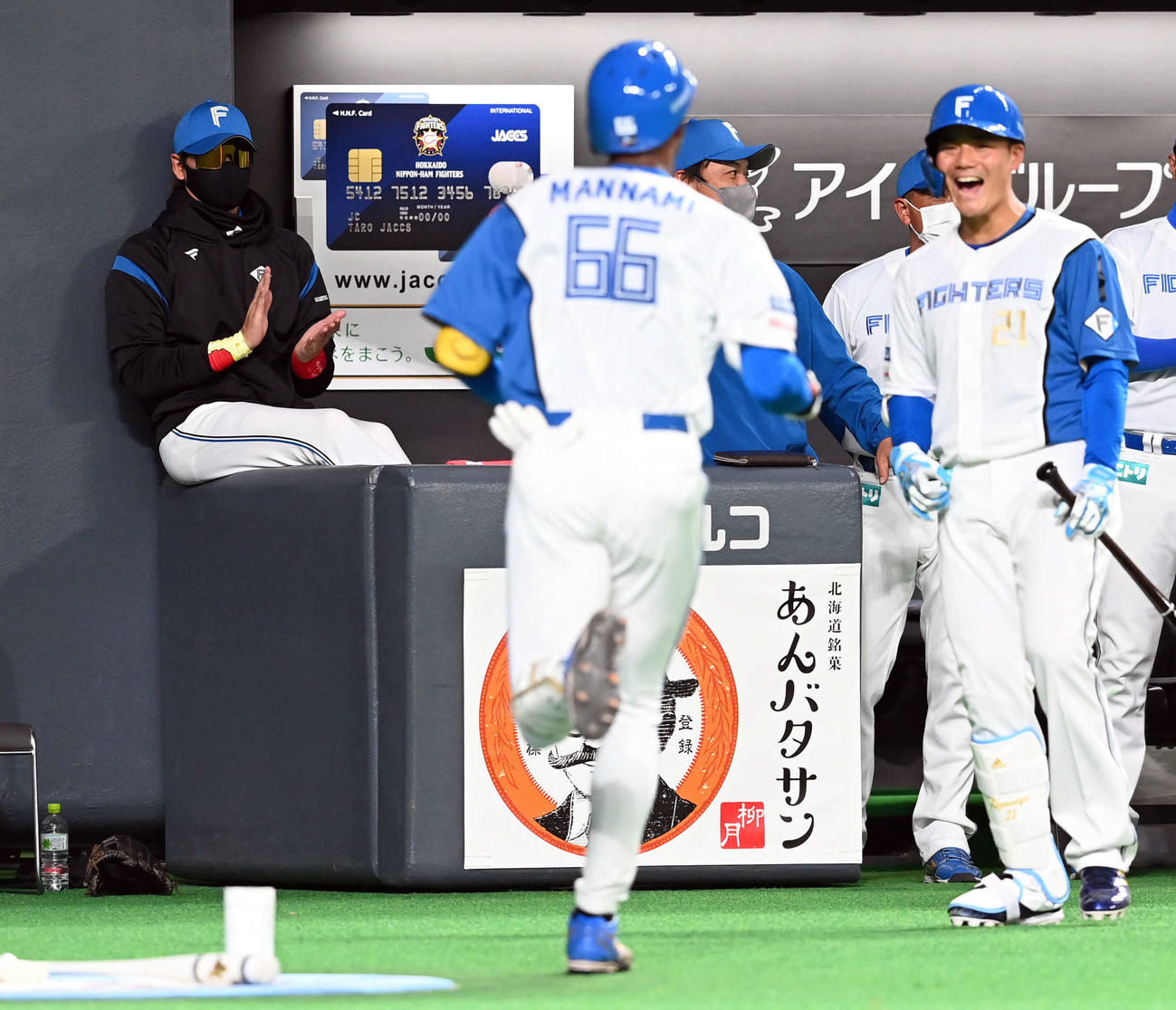 日本ハム対ヤクルト　3回裏日本ハム1死、左越えに同点ソロ本塁打を放った万波を迎える新庄監督（左端）（撮影・たえ見朱実）