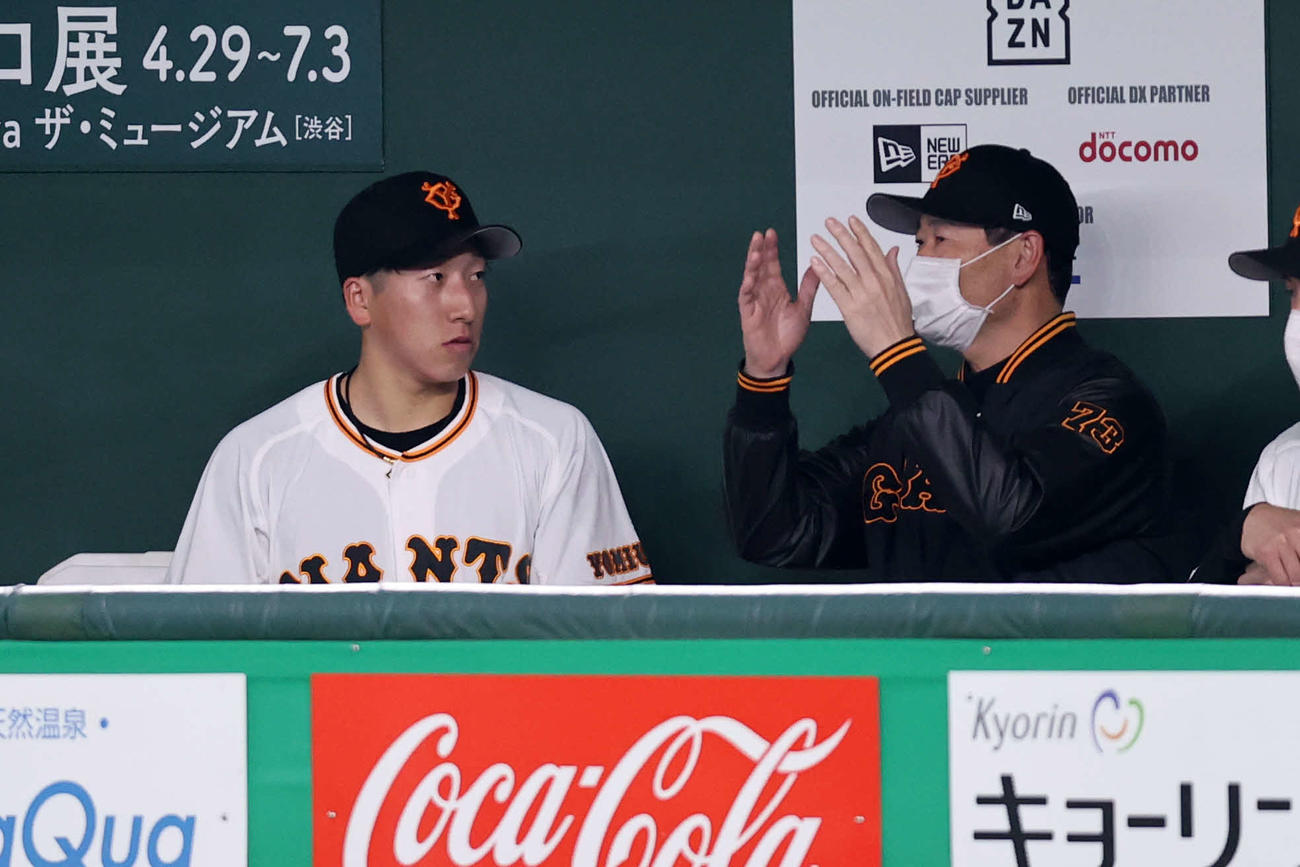 巨人対西武　7回の登板を終えた大勢（左）は桑田投手チーフコーチと話す（撮影・浅見桂子）