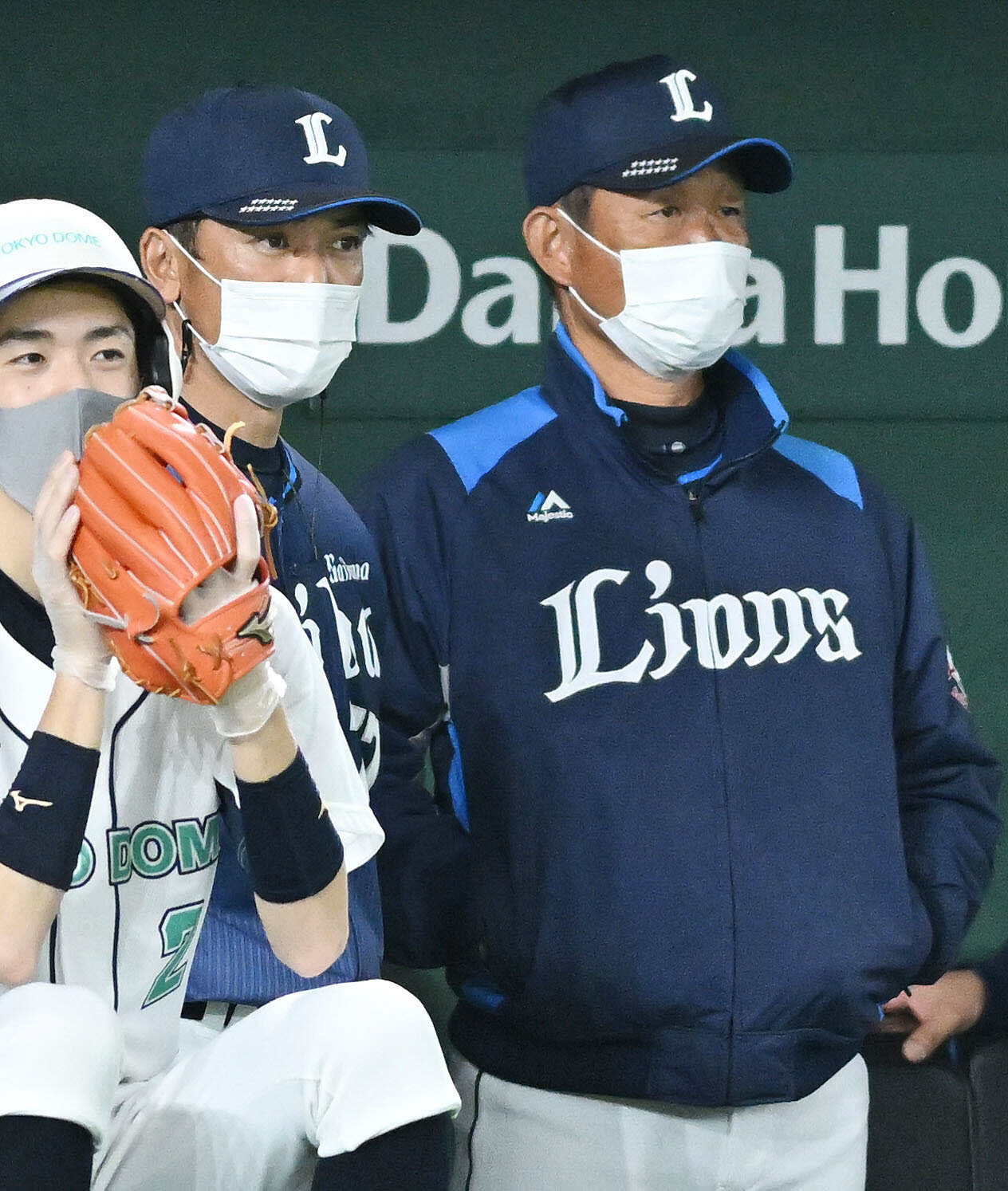 巨人対西武　戦況を見守る西武辻監督（右）と松井ヘッドコーチ（撮影・滝沢徹郎）