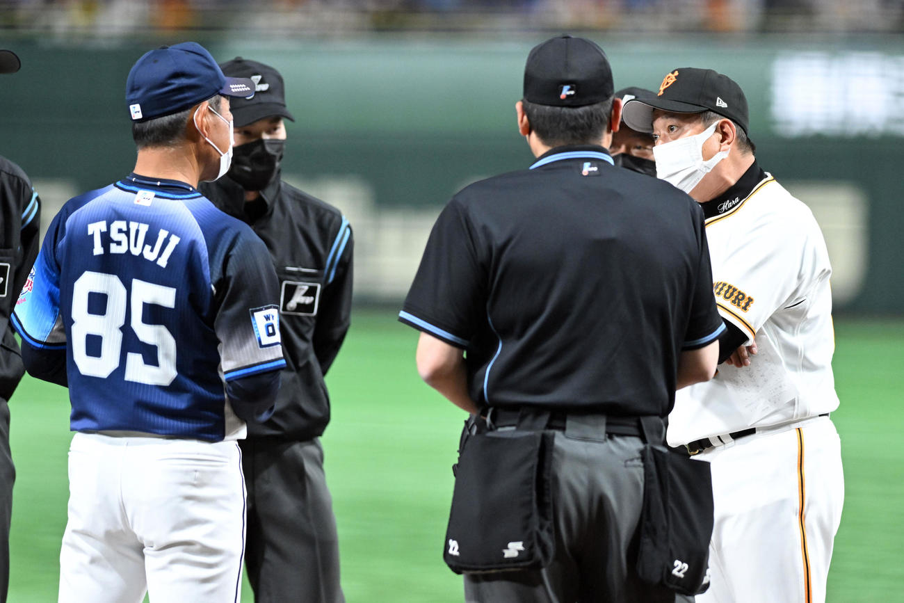 巨人対西武　試合前のメンバー交換で審判団に話す原監督（右）。左は西武辻監督（撮影・滝沢徹郎）