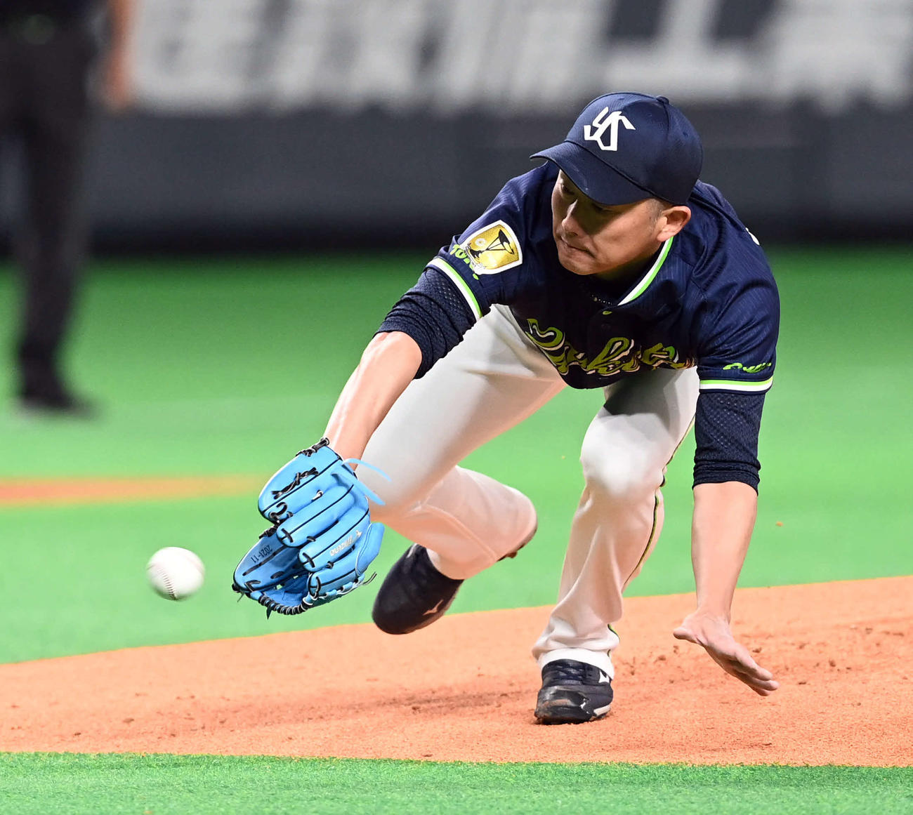 日本ハム対ヤクルト　1回裏日本ハム無死、王の打球を捕球するヤクルト先発の石川（撮影・たえ見朱実）