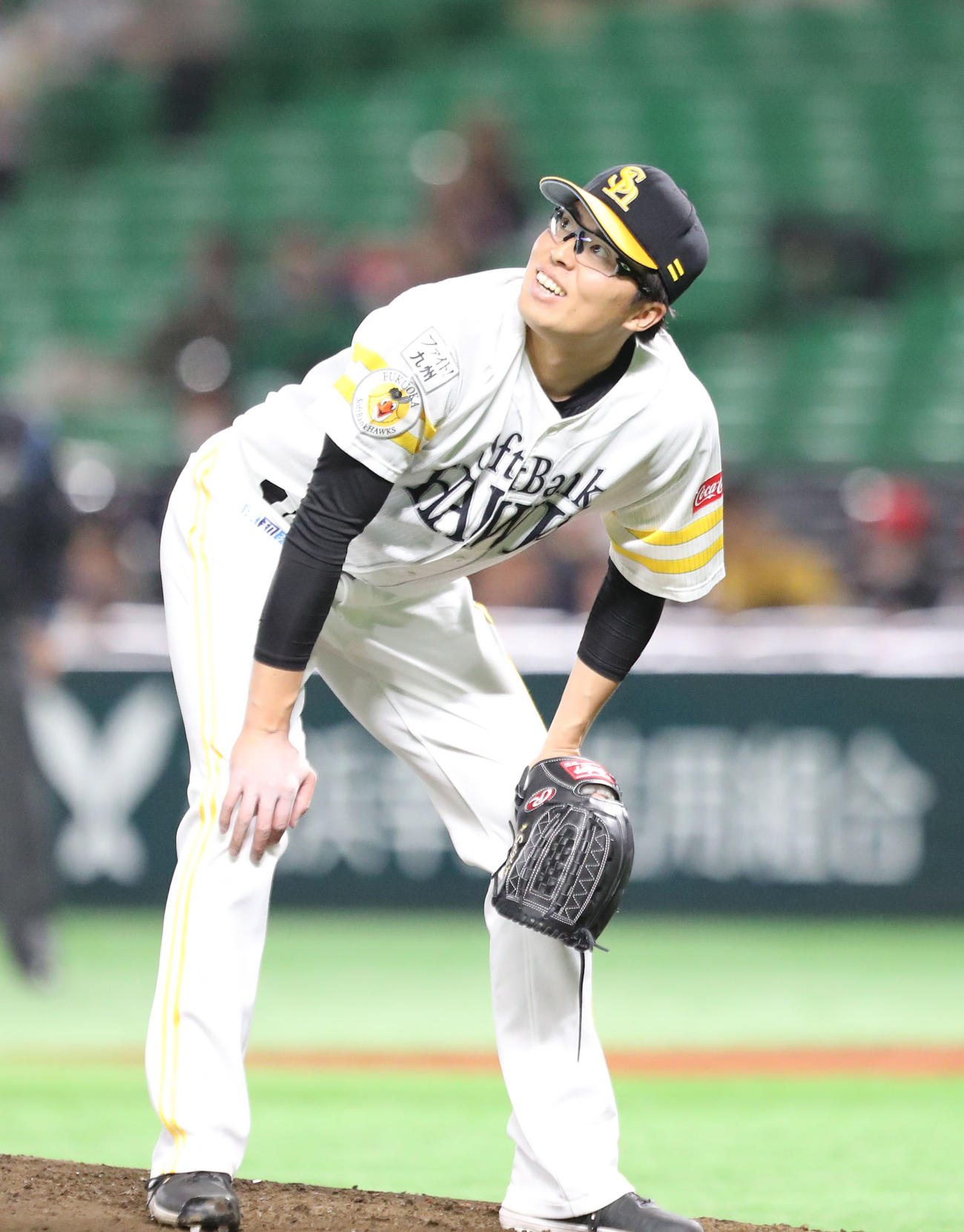ソフトバンク対中日　3回表中日1死、桂依央利の特大ファウルを見上げる田中正義（撮影・梅根麻紀）
