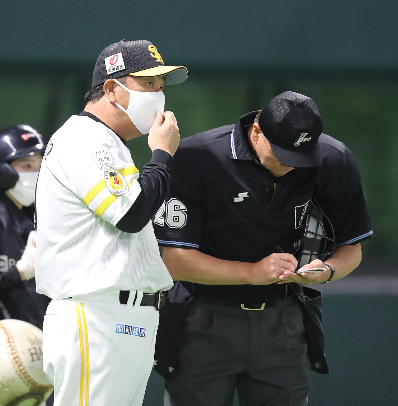 ソフトバンク対中日　4回表に投手の交代を告げる藤本監督（撮影・屋方直哉）