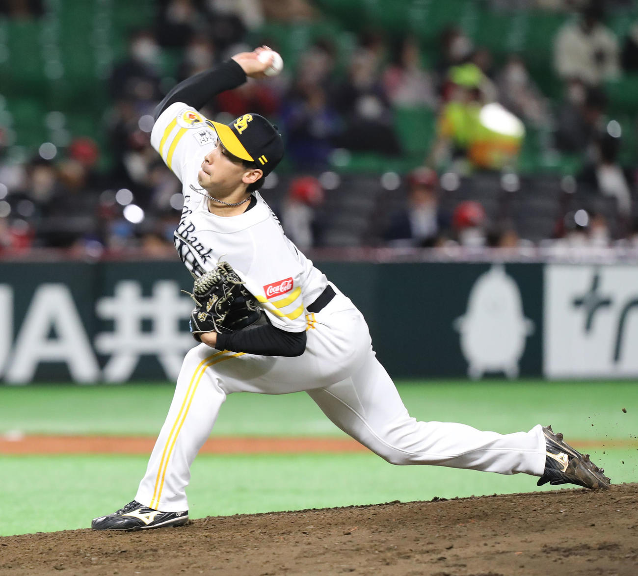 ソフトバンク対中日　5番手で登板した尾形（撮影・屋方直哉）