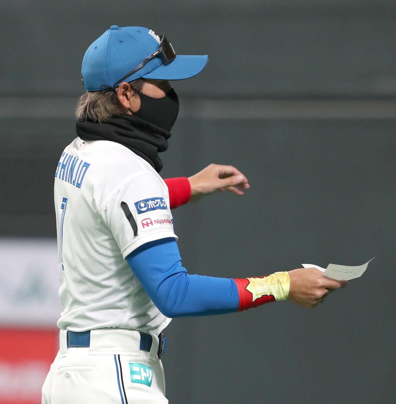 日本ハム対ヤクルト　右肩に喪章を付けて試合に臨む新庄監督（撮影・黒川智章）