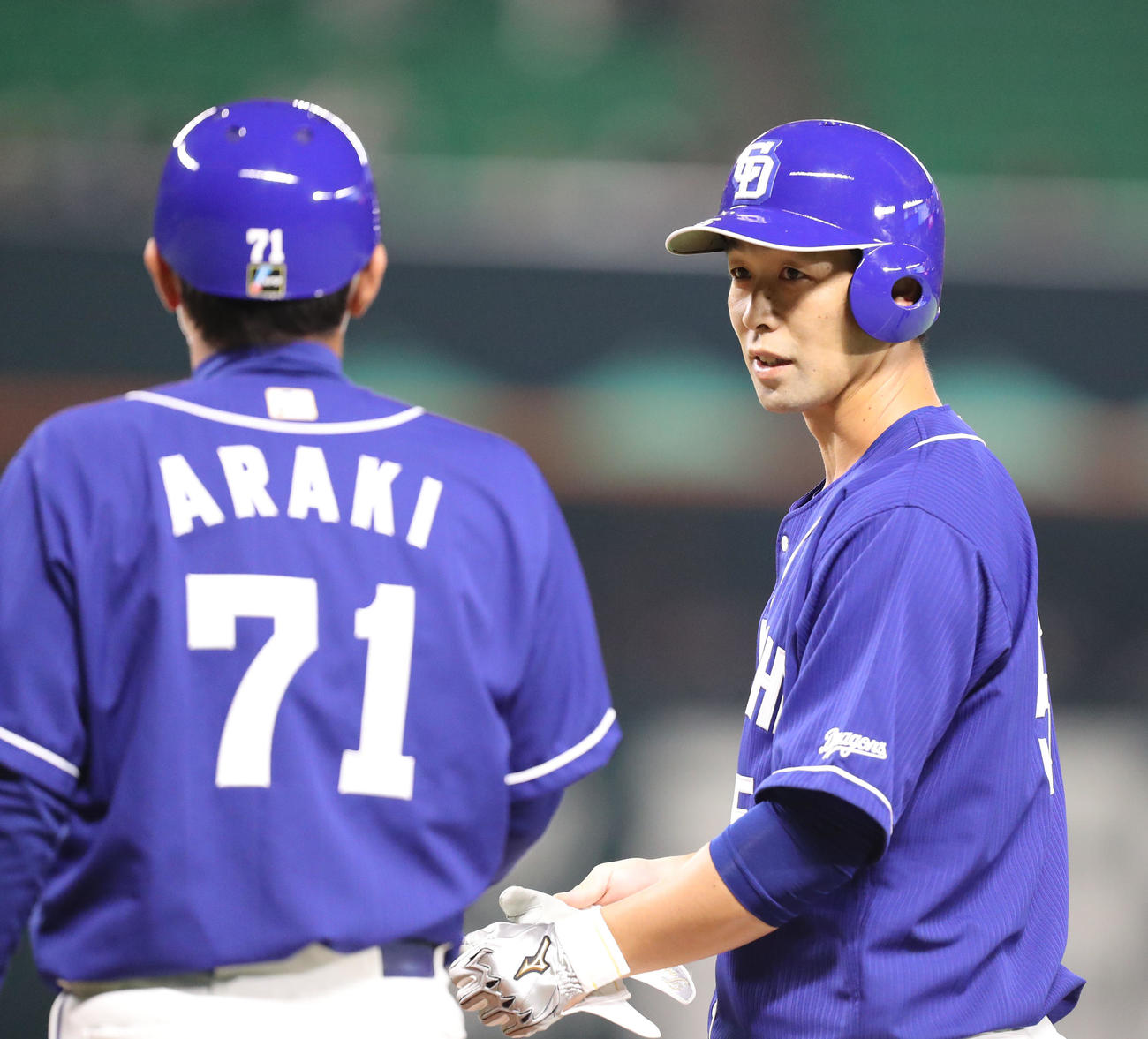 ソフトバンク対中日　8回表中日無死満塁、阿部は左翼線へ2点適時打を放つ（撮影・屋方直哉）