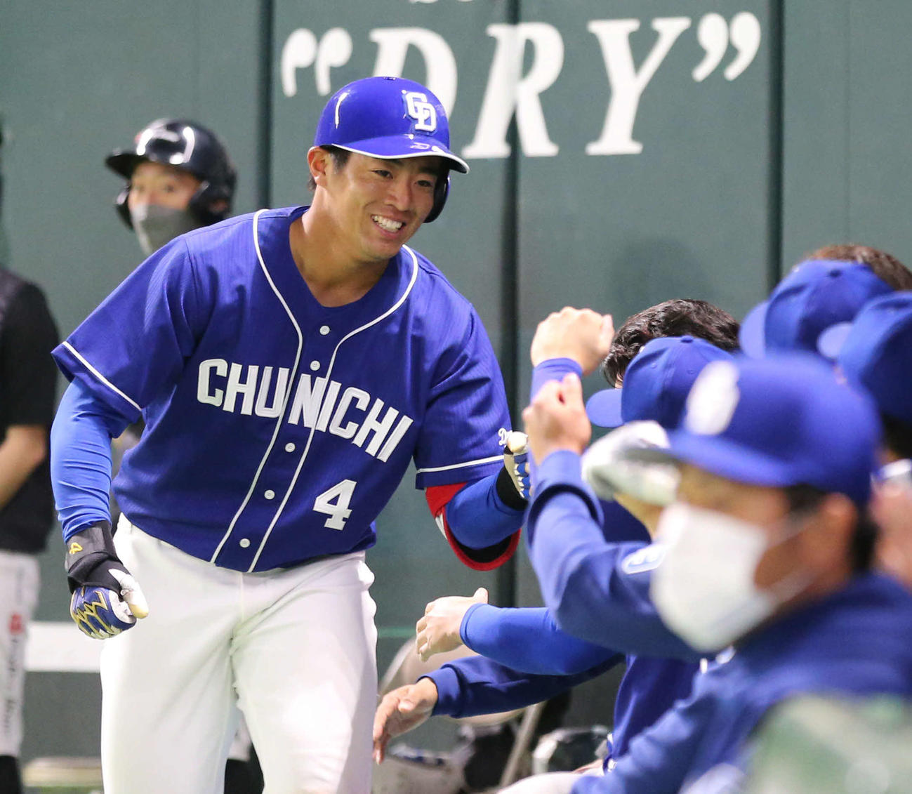 ソフトバンク対中日　6回表中日無死一塁、鵜飼（左）は左中間に2点本塁打を放ち、ナインと笑顔でタッチを交わす（撮影・梅根麻紀）