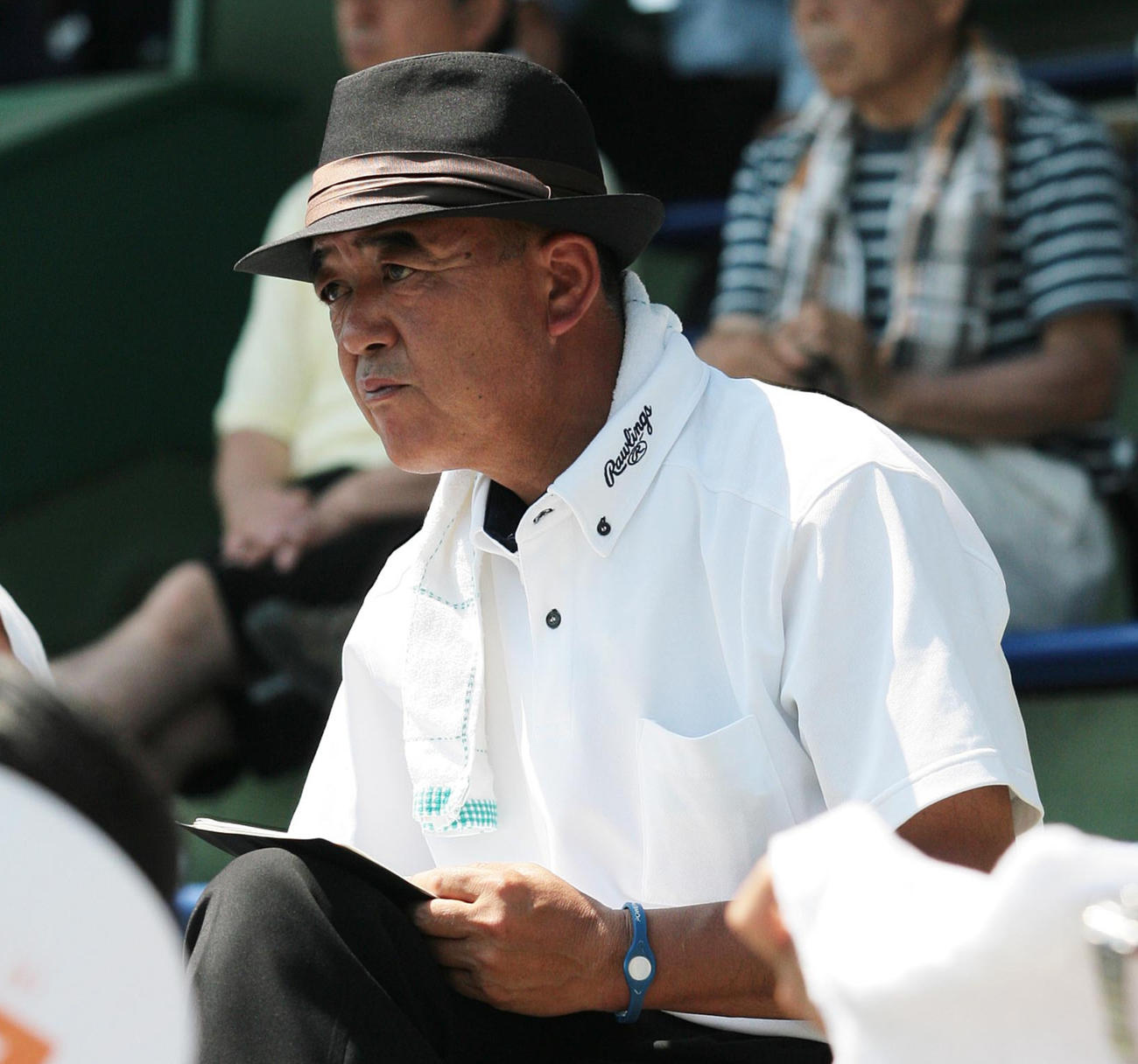 11年7月、高校野球茨城大会を視察する日本ハム今成スカウト