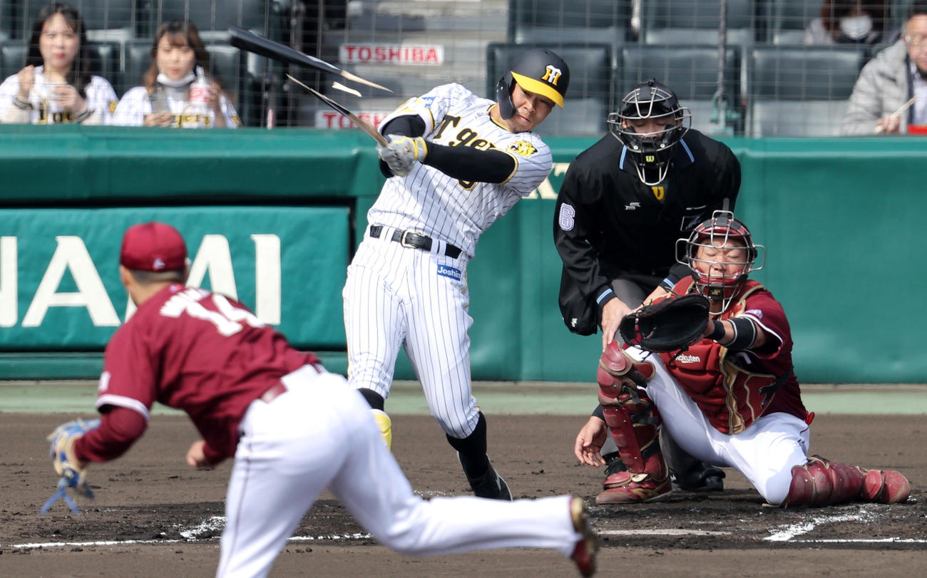 阪神対楽天　1回裏阪神2死三塁、佐藤輝はバットを折りながら先制の右前適時打を放つ（撮影・上山淳一）
