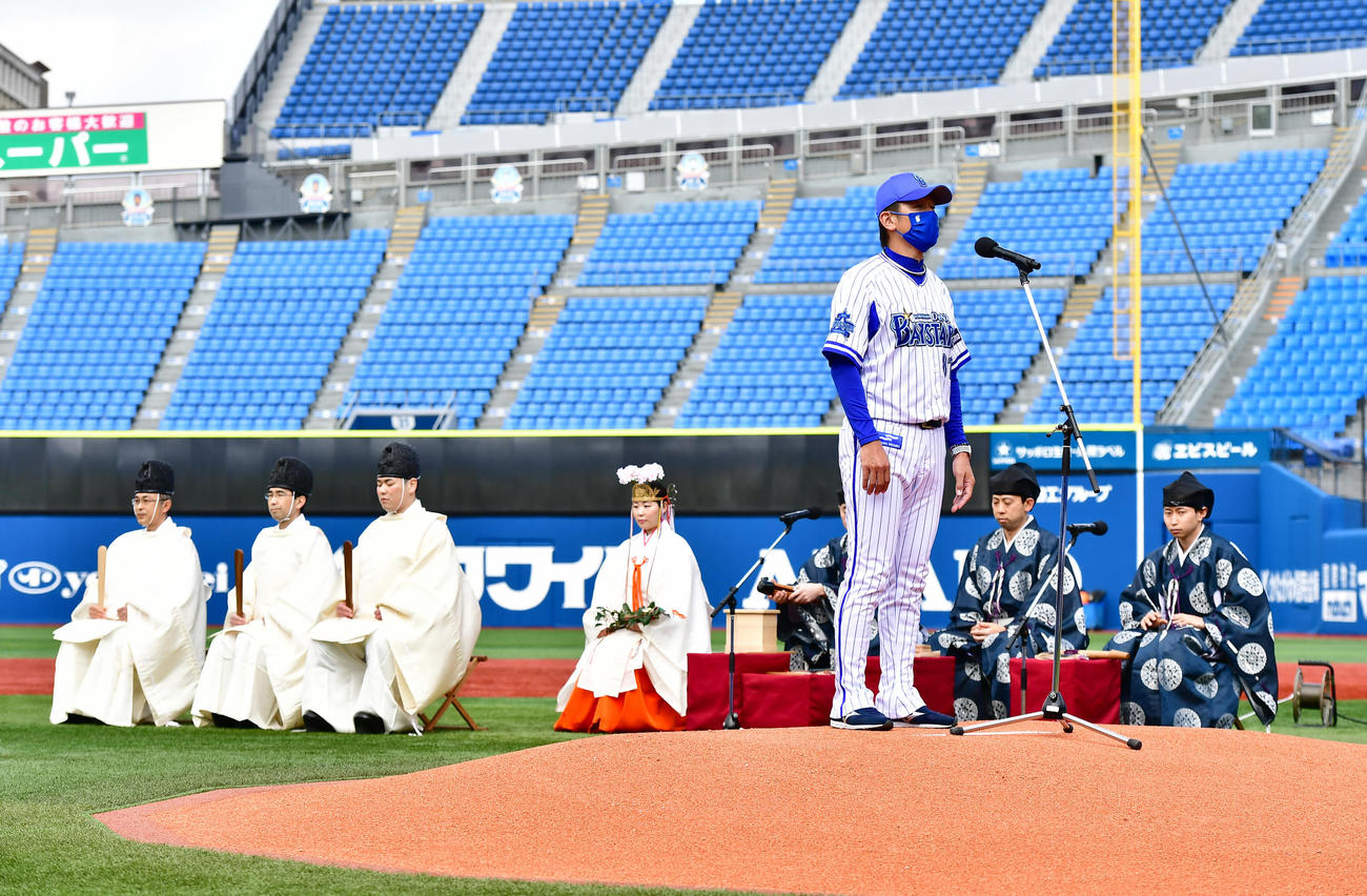 横浜DeNAベイスターズ出陣式＆必勝祈願2022に臨みあいさつする三浦監督（撮影・小沢裕）