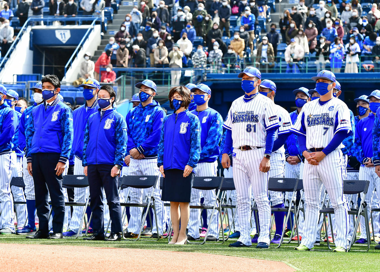 横浜DeNAベイスターズ出陣式＆必勝祈願2022に臨む、左から三原一晃球団代表、木村洋太球団社長、南場智子オーナー、三浦大輔監督、佐野恵太ら（撮影・小沢裕）