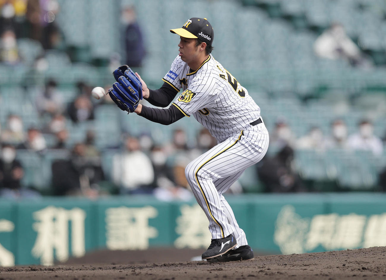 阪神対楽天　3回表楽天2死満塁、島内の打球に素早く反応する青柳（撮影・前田充）