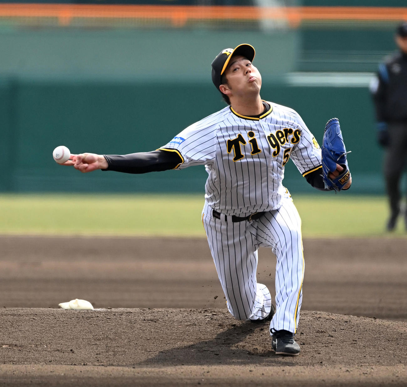 阪神対楽天　阪神先発の青柳（撮影・前岡正明）