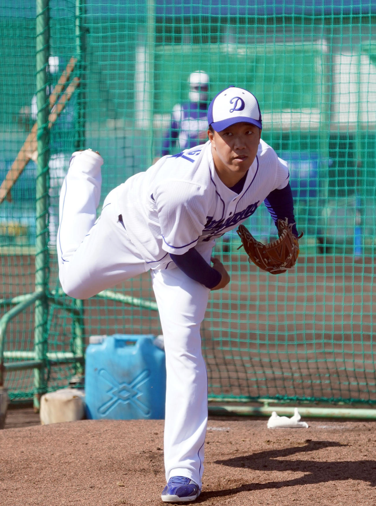 ブルペンで投球練習をする中日柳裕也（撮影・森本幸一）