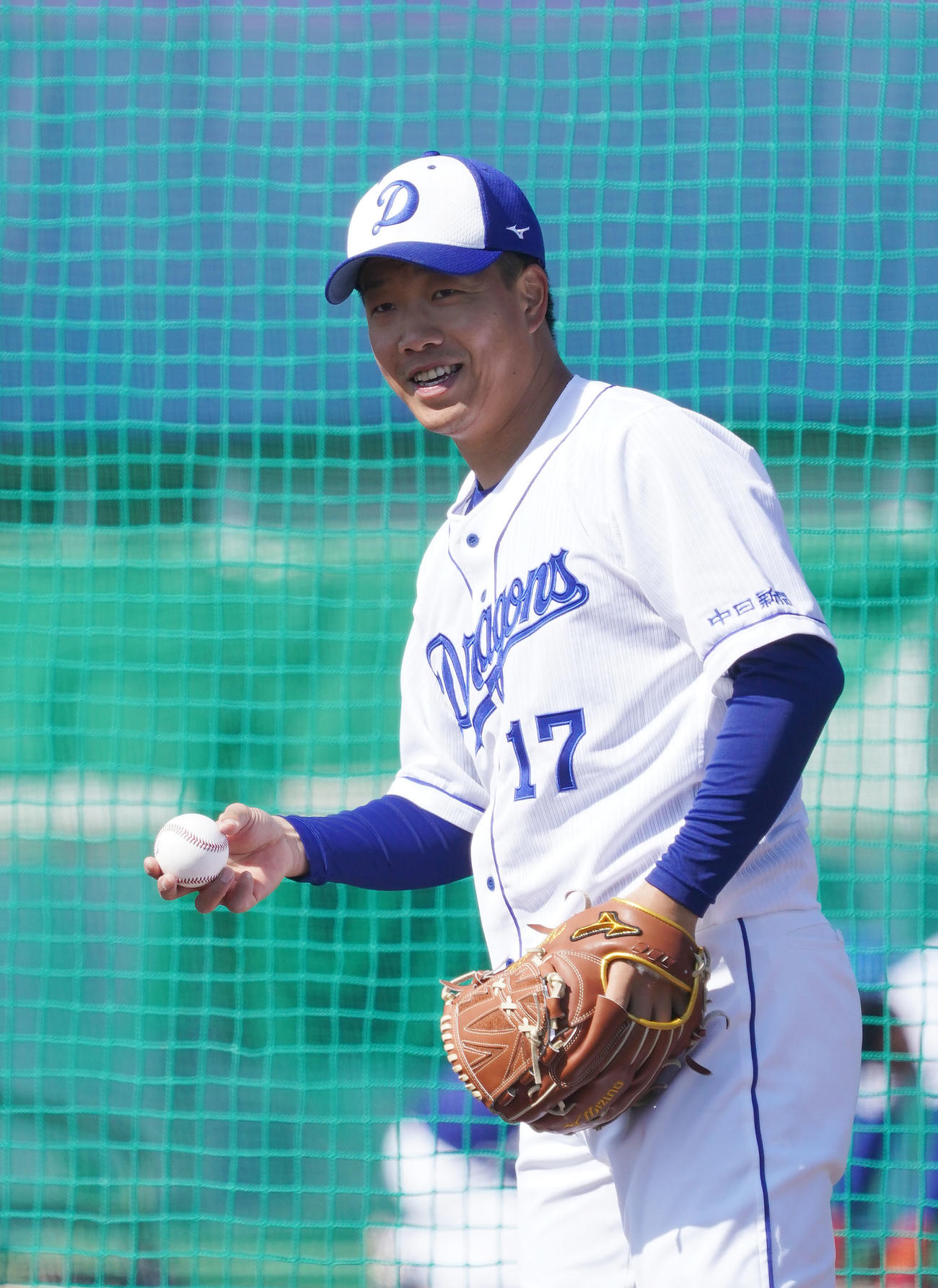 ブルペンでの投球練習の合間に明るい表情を見せる中日柳裕也（撮影・森本幸一）