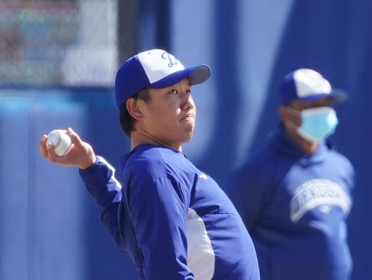 キャッチボールをする中日大野雄大（撮影・森本幸一）