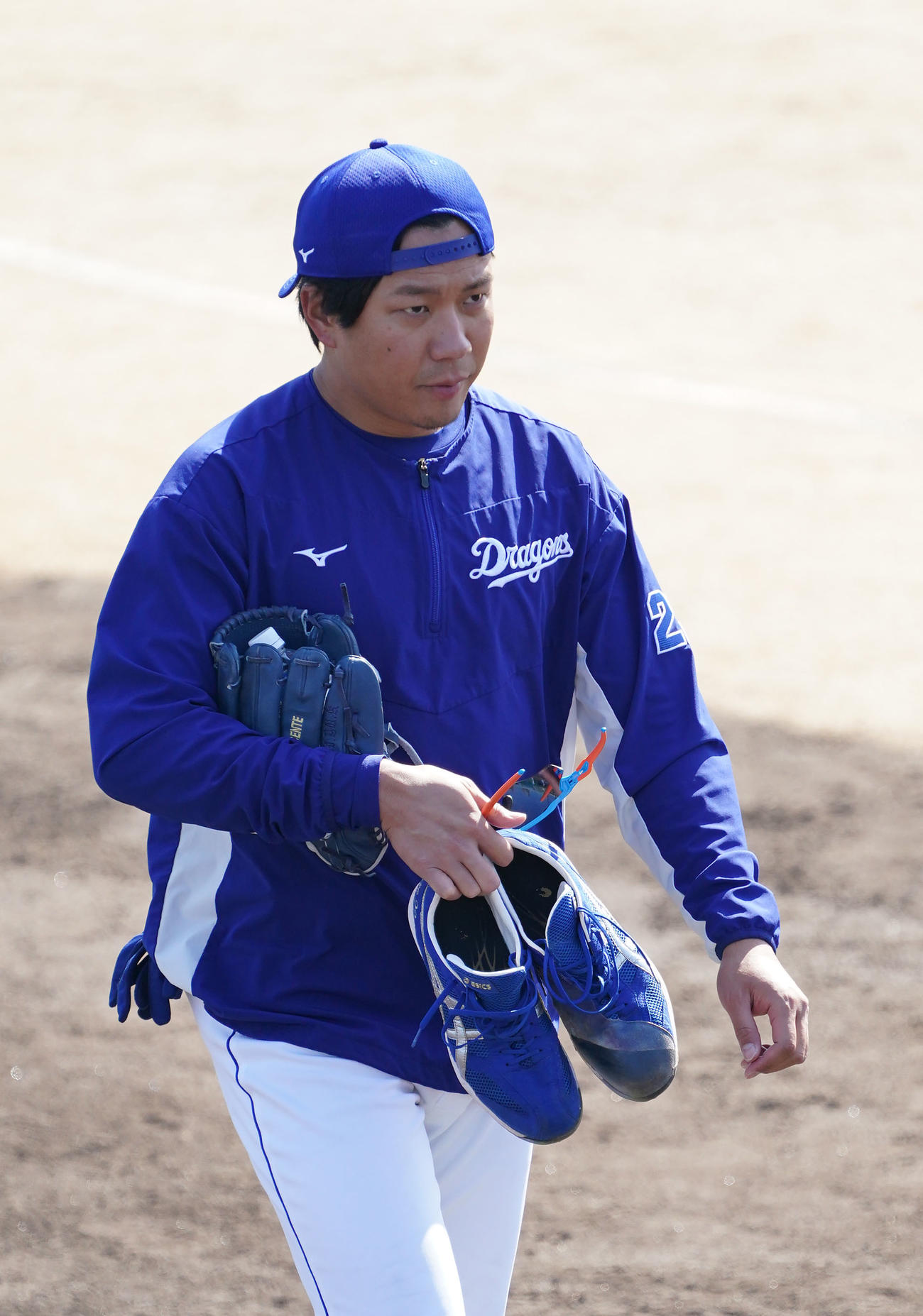 5日ヤクルト戦に向けた調整を行い球場を後にする中日大野雄大（撮影・森本幸一）