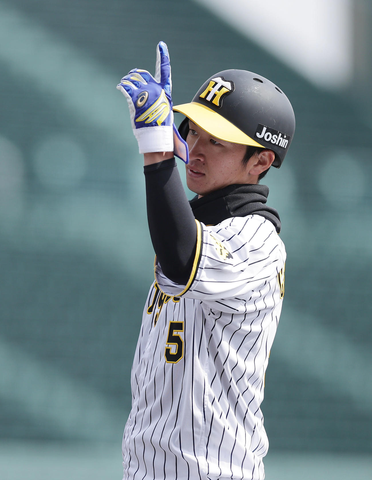 阪神対楽天　1回裏阪神無死、右前打を放った近本（撮影・前田充）