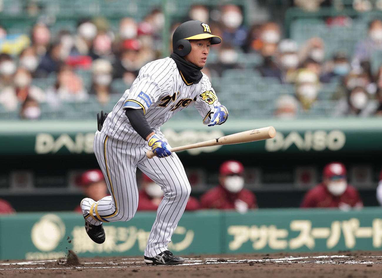 阪神対楽天　6回裏阪神1死、右翼線に二塁打を放つ近本（撮影・前田充）