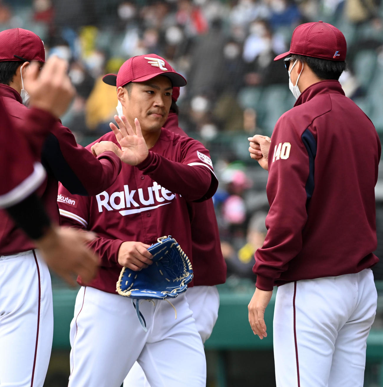 阪神対楽天　4回、ナインに迎えられる楽天先発の則本（撮影・前岡正明）