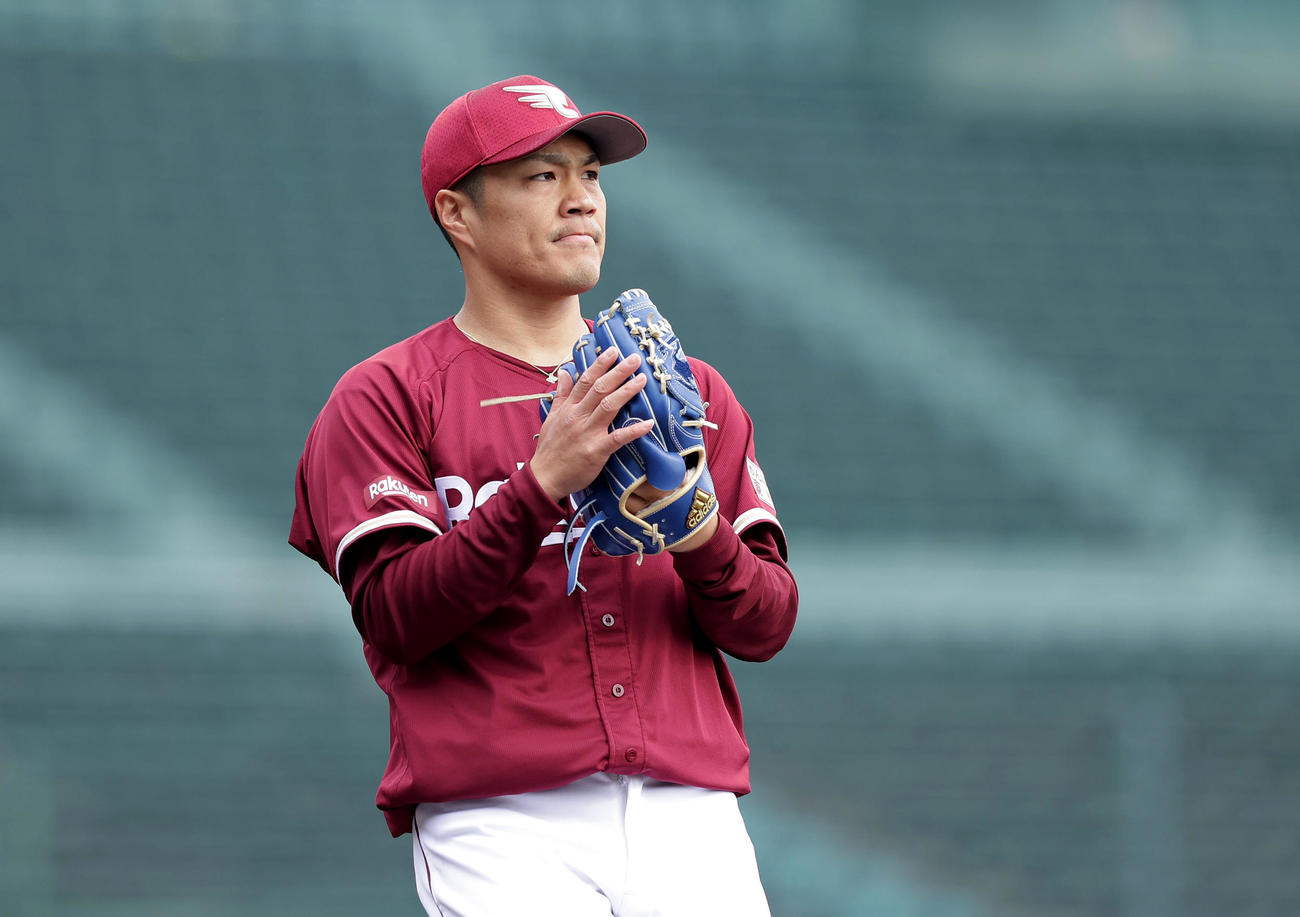 阪神対楽天　4回裏阪神1死、佐藤輝を一ゴロに仕留めグラブをたたく則本（撮影・前田充）