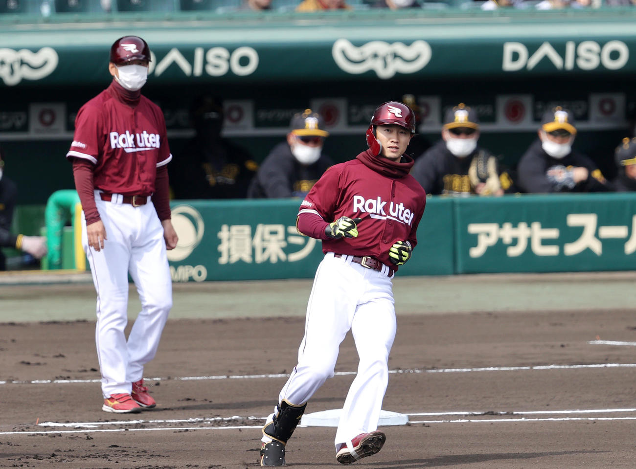 阪神対楽天　1回表楽天無死、西川は中前打を放つ（撮影・上山淳一）