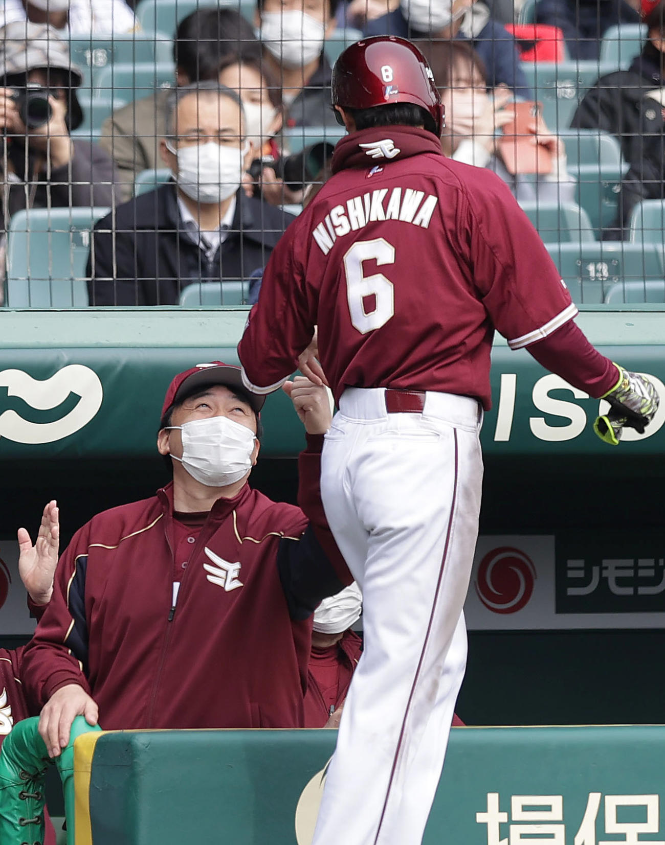 阪神対楽天　5回表楽天1死二、三塁、和田の左犠飛で勝ち越しの生還を果たした西川（右）を迎える石井GM兼監督（撮影・前田充）
