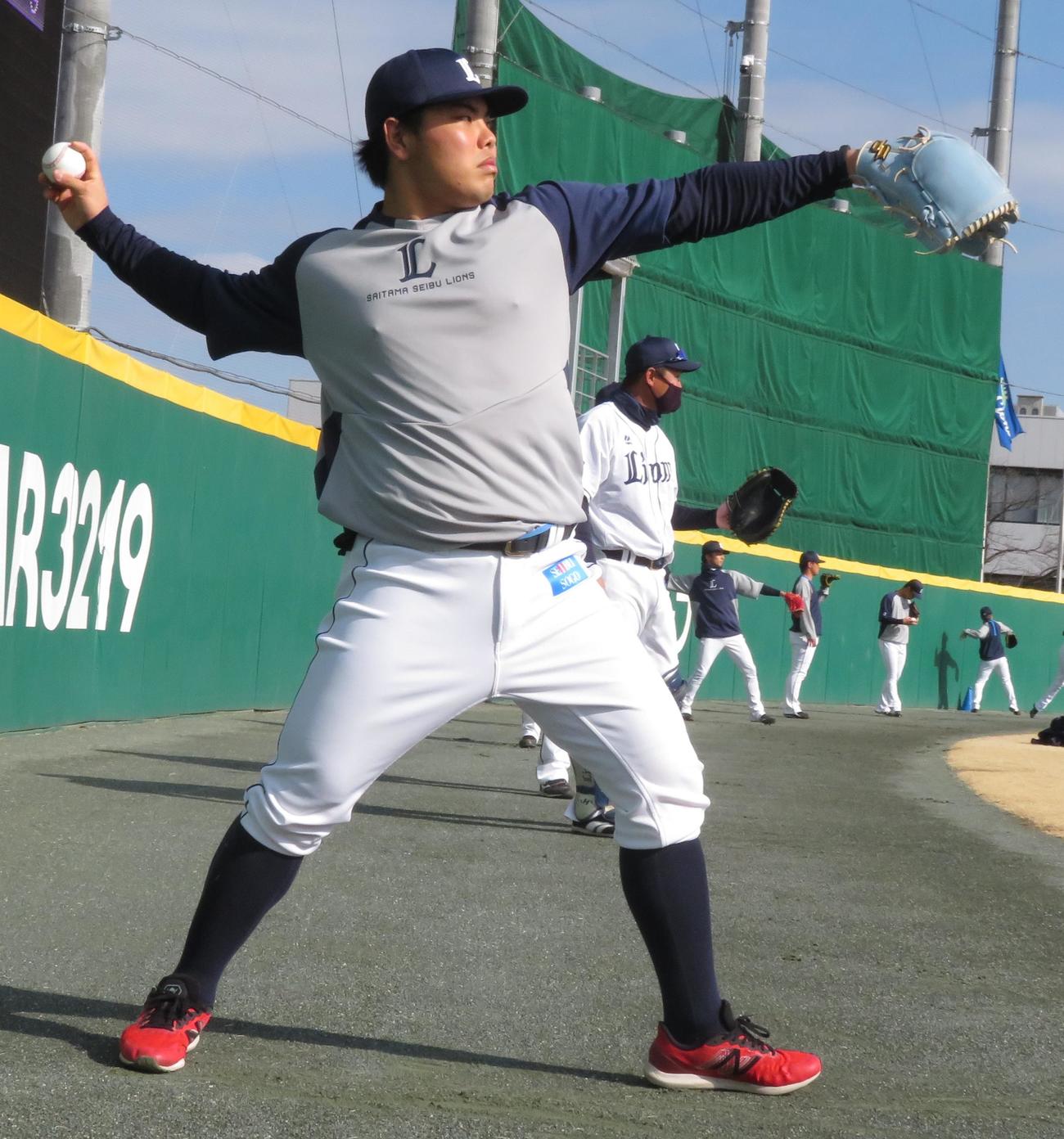 キャッチボールを行う西武平良（球団提供）