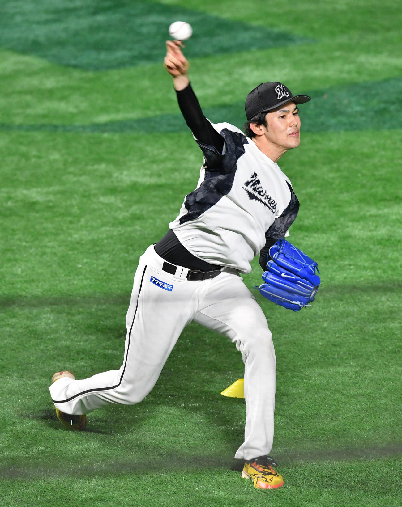 ソフトバンク対ロッテ　キャッチボールを行う佐々木朗（撮影・岩下翔太）