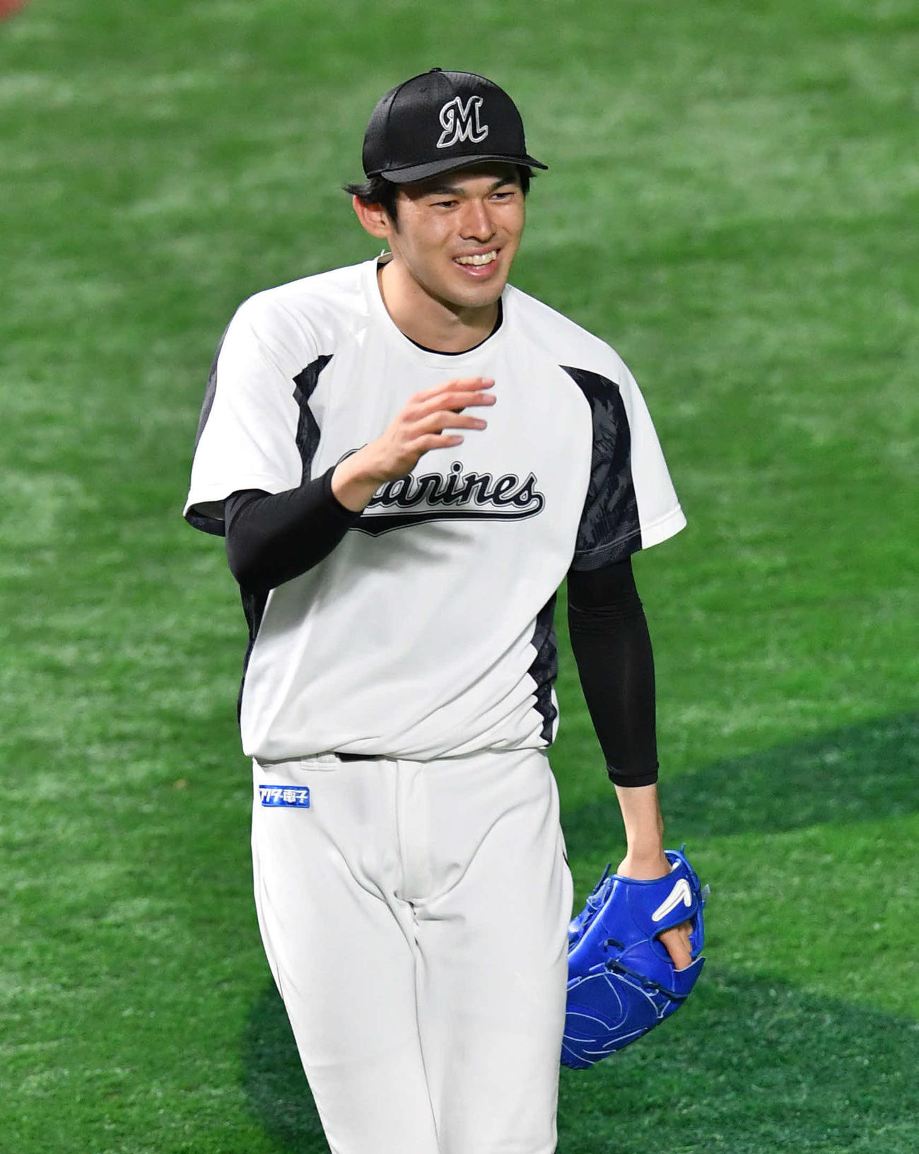ソフトバンク対ロッテ　キャッチボール中に笑顔を見せる佐々木朗（撮影・岩下翔太）