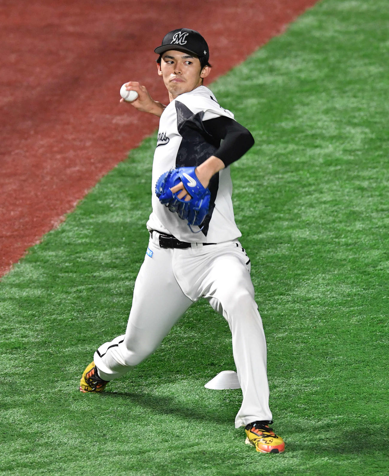 ソフトバンク対ロッテ　キャッチボールを行う佐々木朗（撮影・岩下翔太）