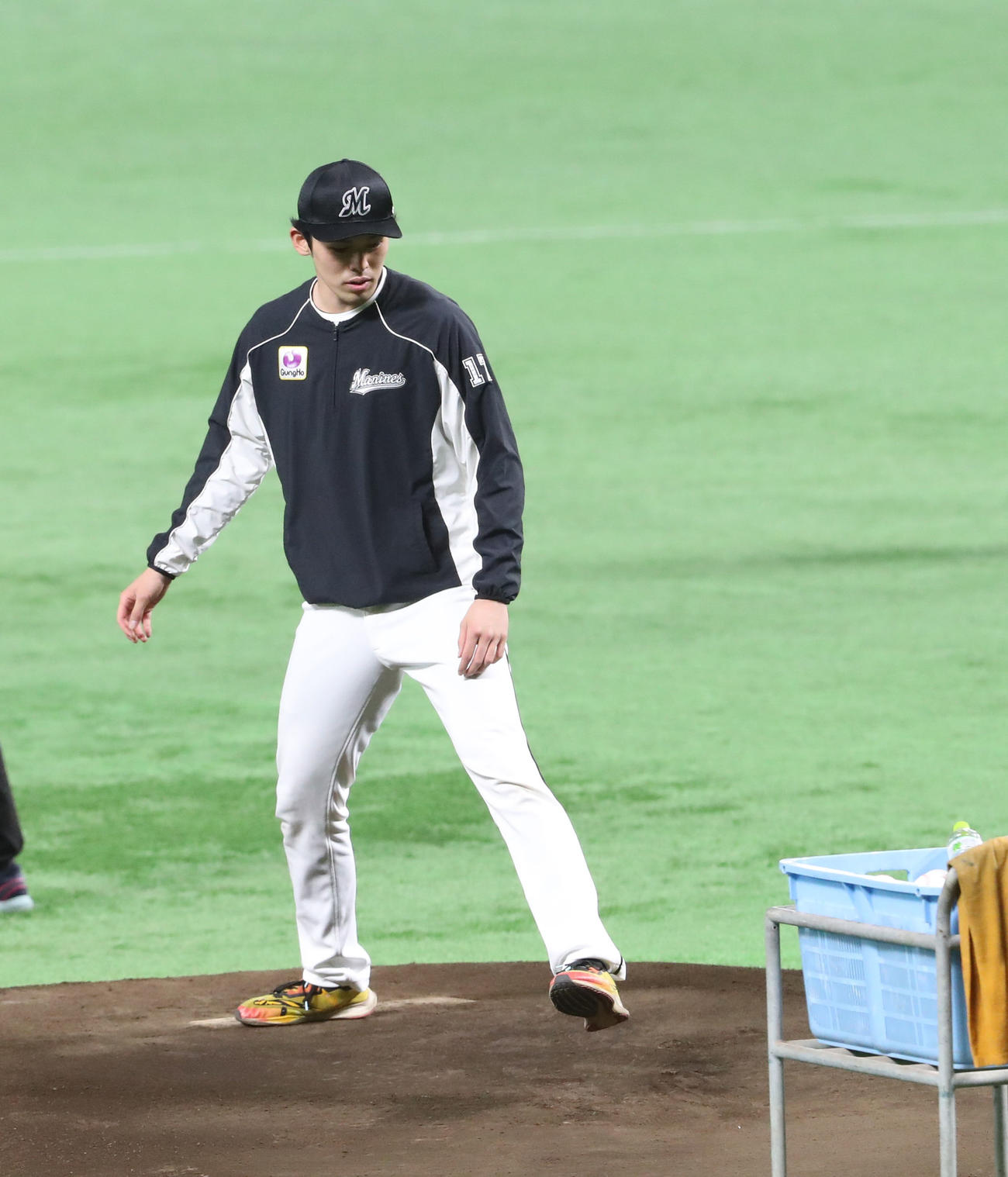 ソフトバンク対ロッテ　マウンドの感触を確かめる佐々木朗希（撮影・梅根麻紀）
