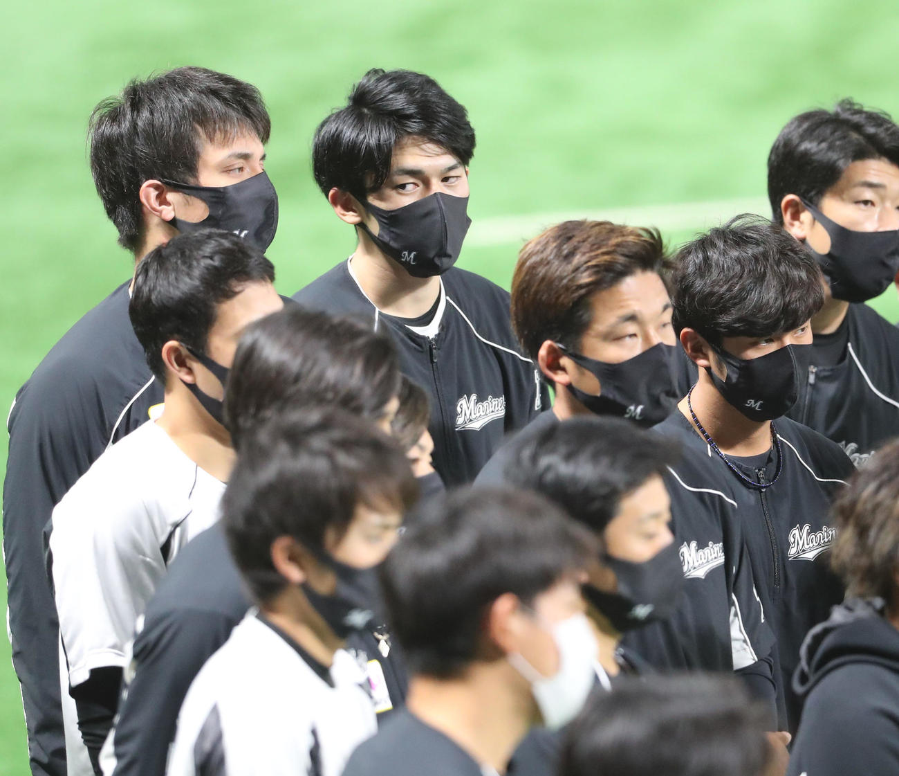ソフトバンク対ロッテ　練習前に集合する佐々木朗希（撮影・梅根麻紀）
