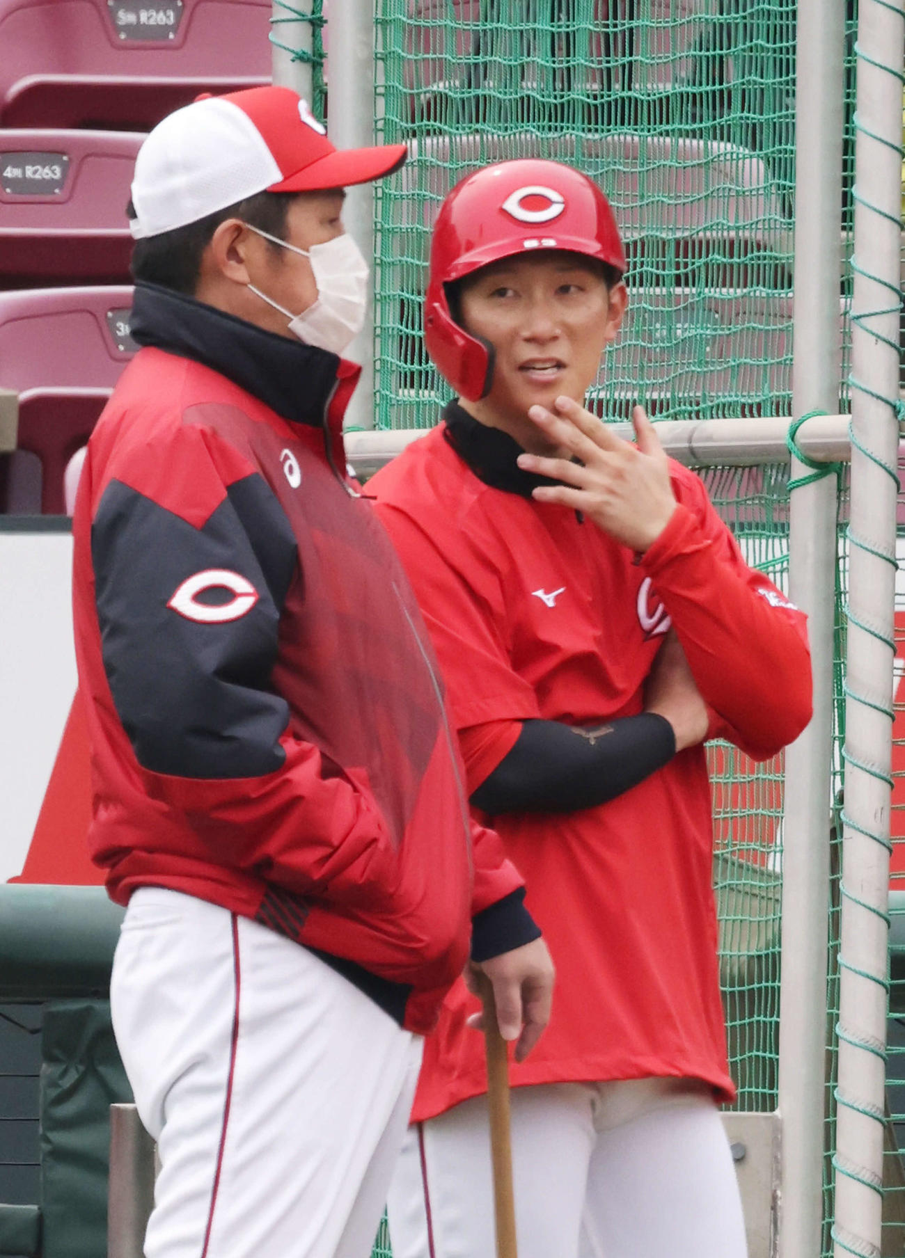 1軍全体練習に合流し、佐々岡監督と話し合う広島西川（右）（撮影・加藤孝規）