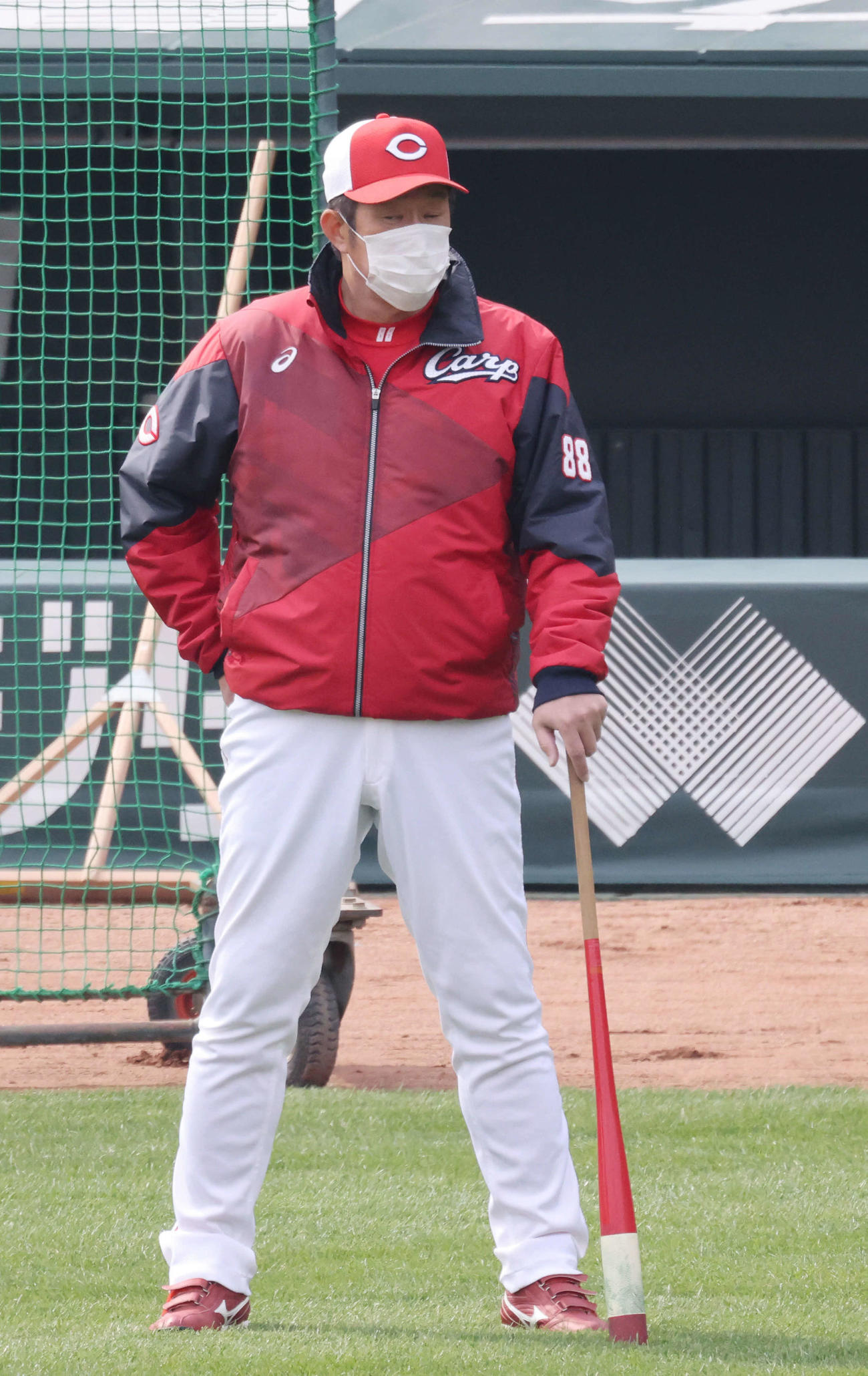 練習を見守る広島佐々岡監督（撮影・加藤孝規）