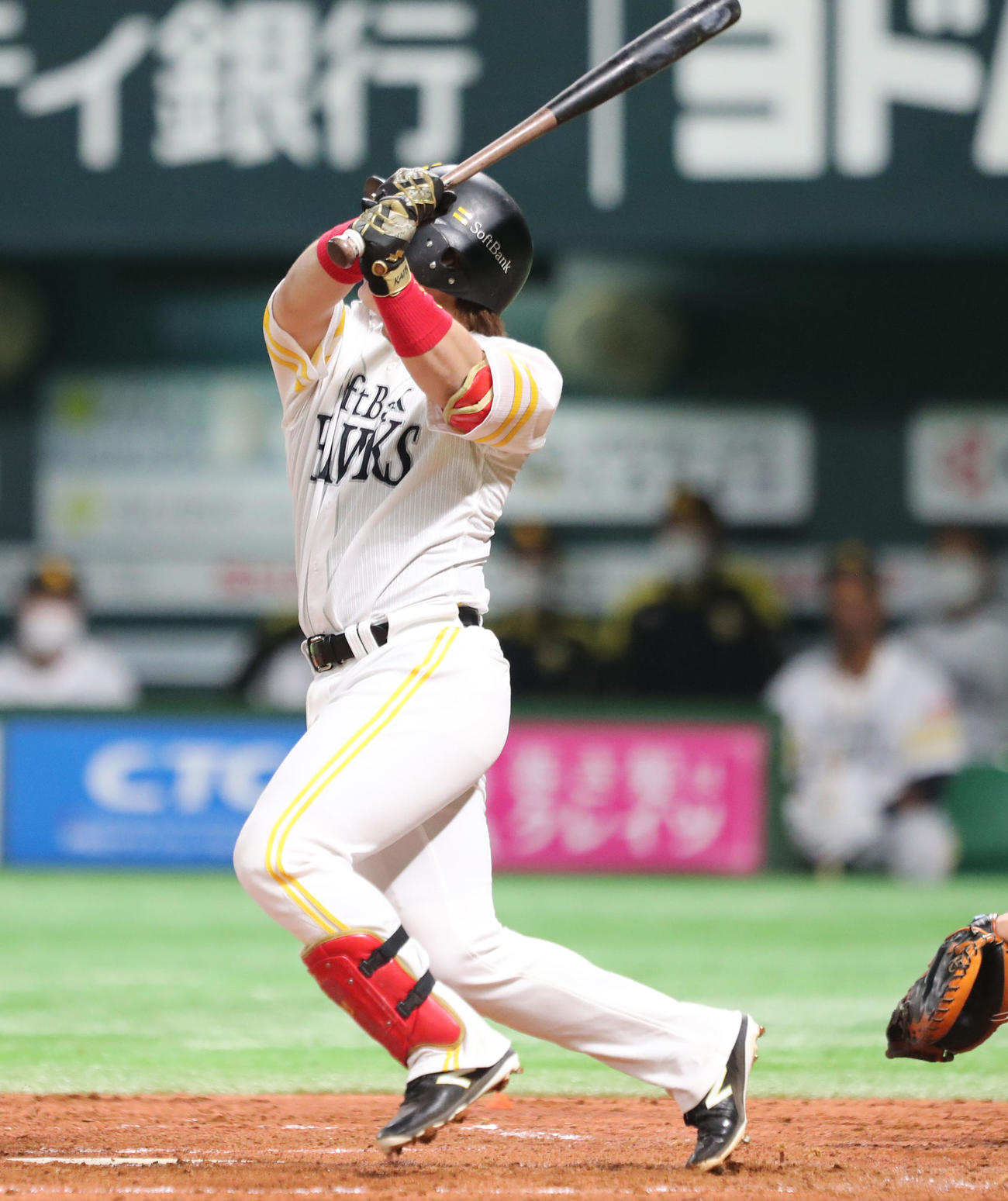 ソフトバンク対ロッテ　3回裏ソフトバンク無死、甲斐拓也は右越えに本塁打を放つ（撮影・梅根麻紀）