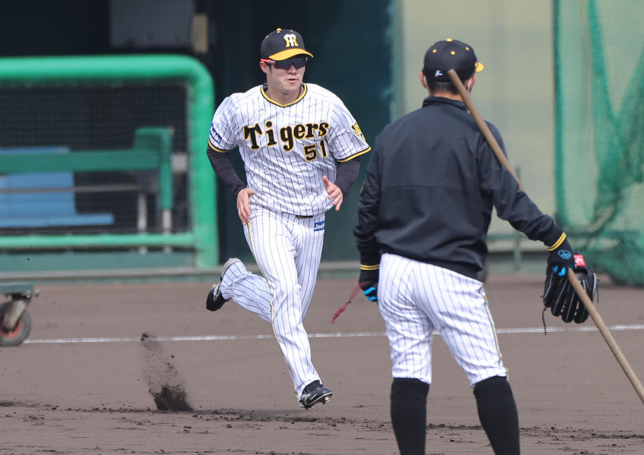 鳴尾浜球場で走塁練習する阪神中野（撮影・上山淳一）