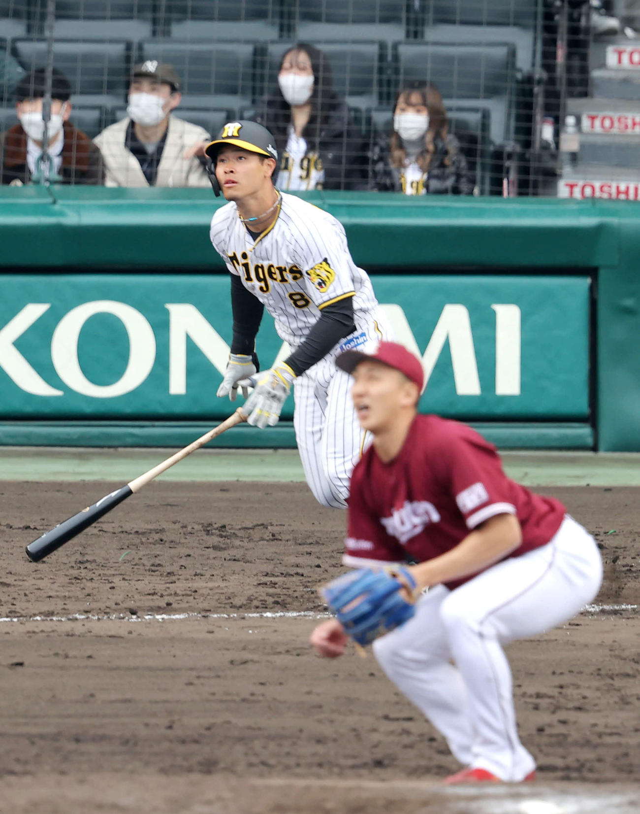 阪神対楽天　7回裏阪神無死、佐藤輝は右越え二塁打を放ち、守備の乱れで三塁に達する（撮影・上山淳一）