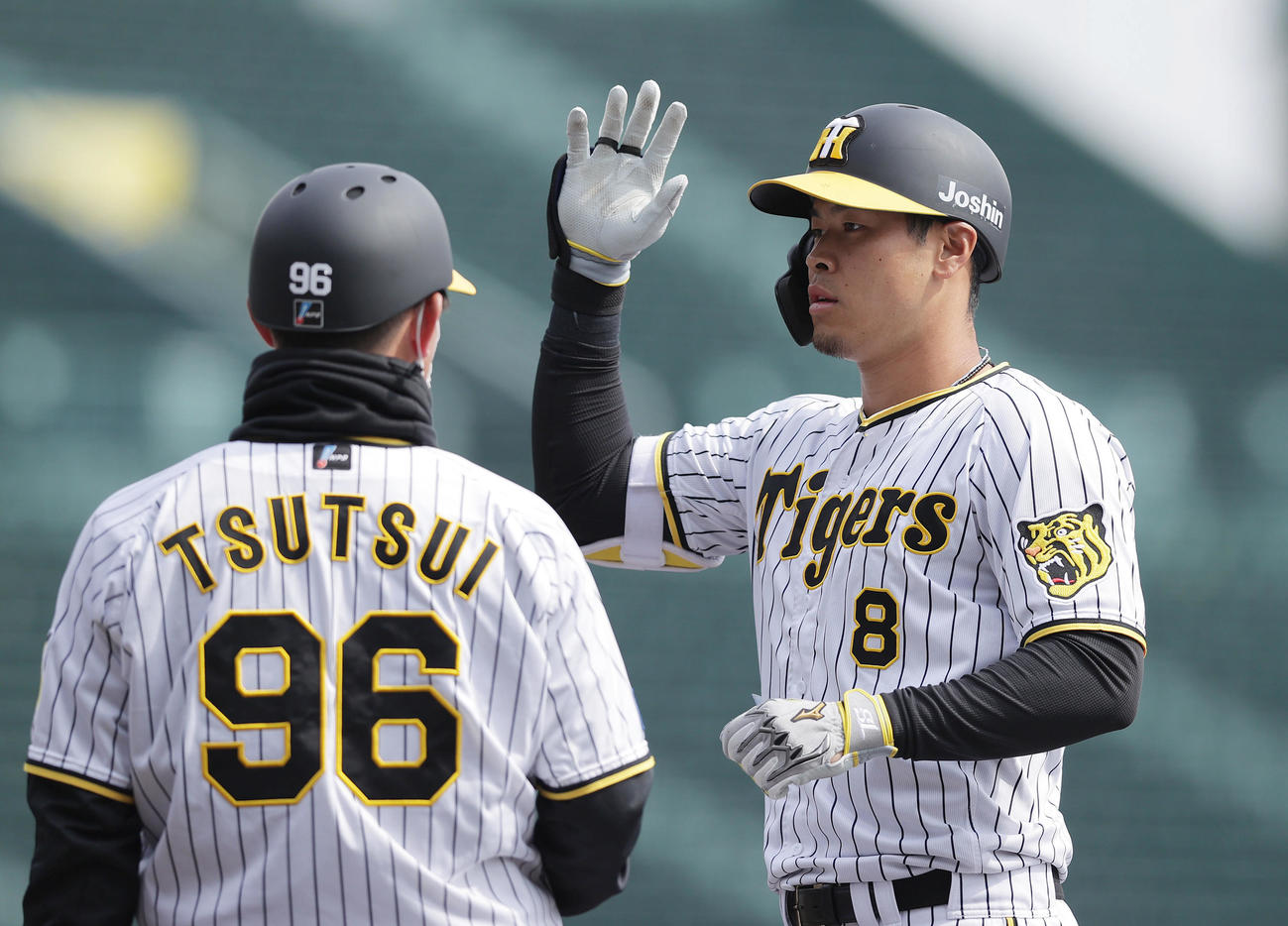 阪神対楽天　1回裏阪神2死三塁、佐藤輝（右）はバットを折られながらも右前先制適時打を放ち、ベンチに向けてアピールする（撮影・前田充）