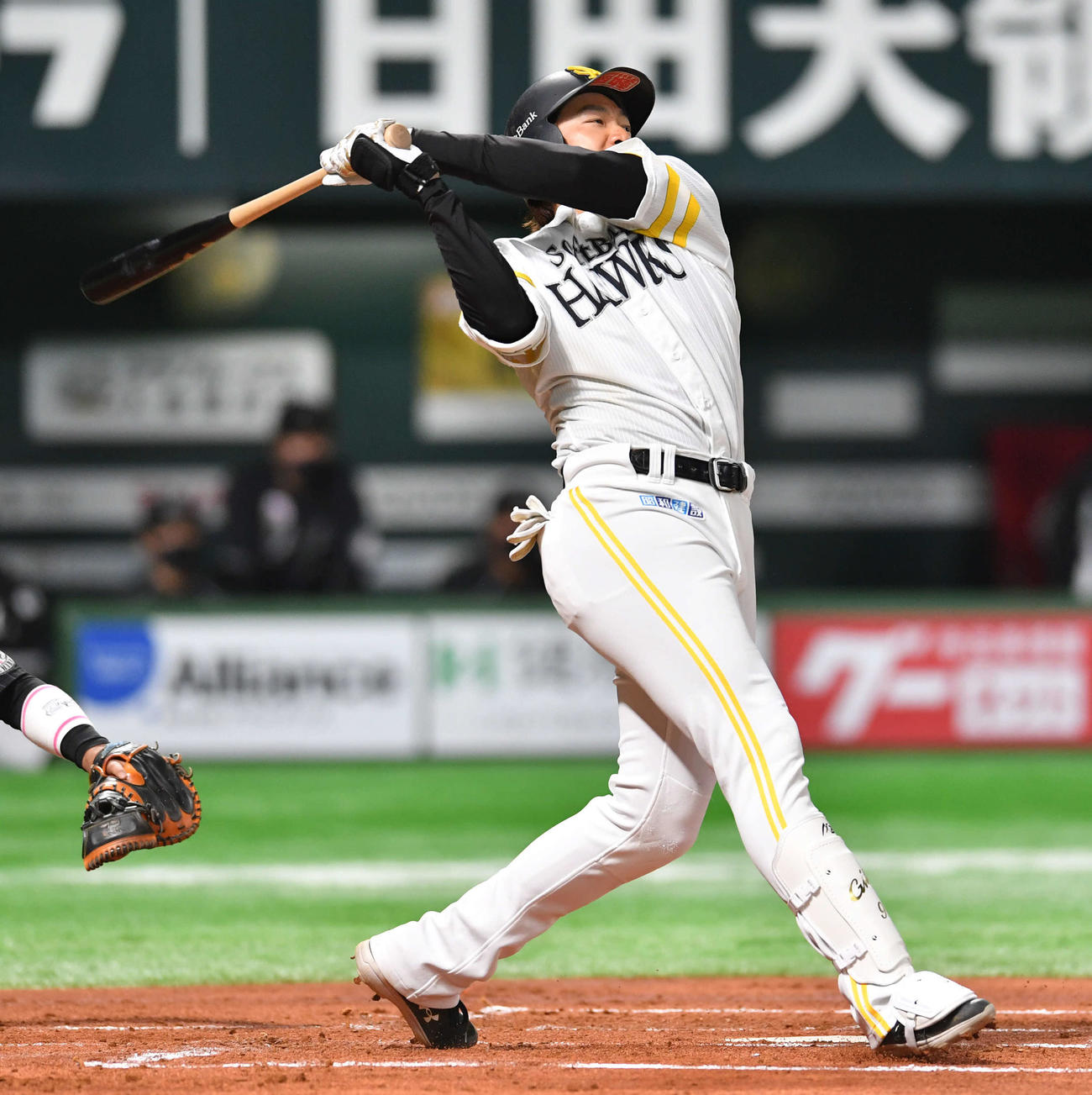 ソフトバンク対ロッテ　1回裏ソフトバンク1死二塁、柳田は右中間へ先制適時二塁打を放つ（撮影・岩下翔太）